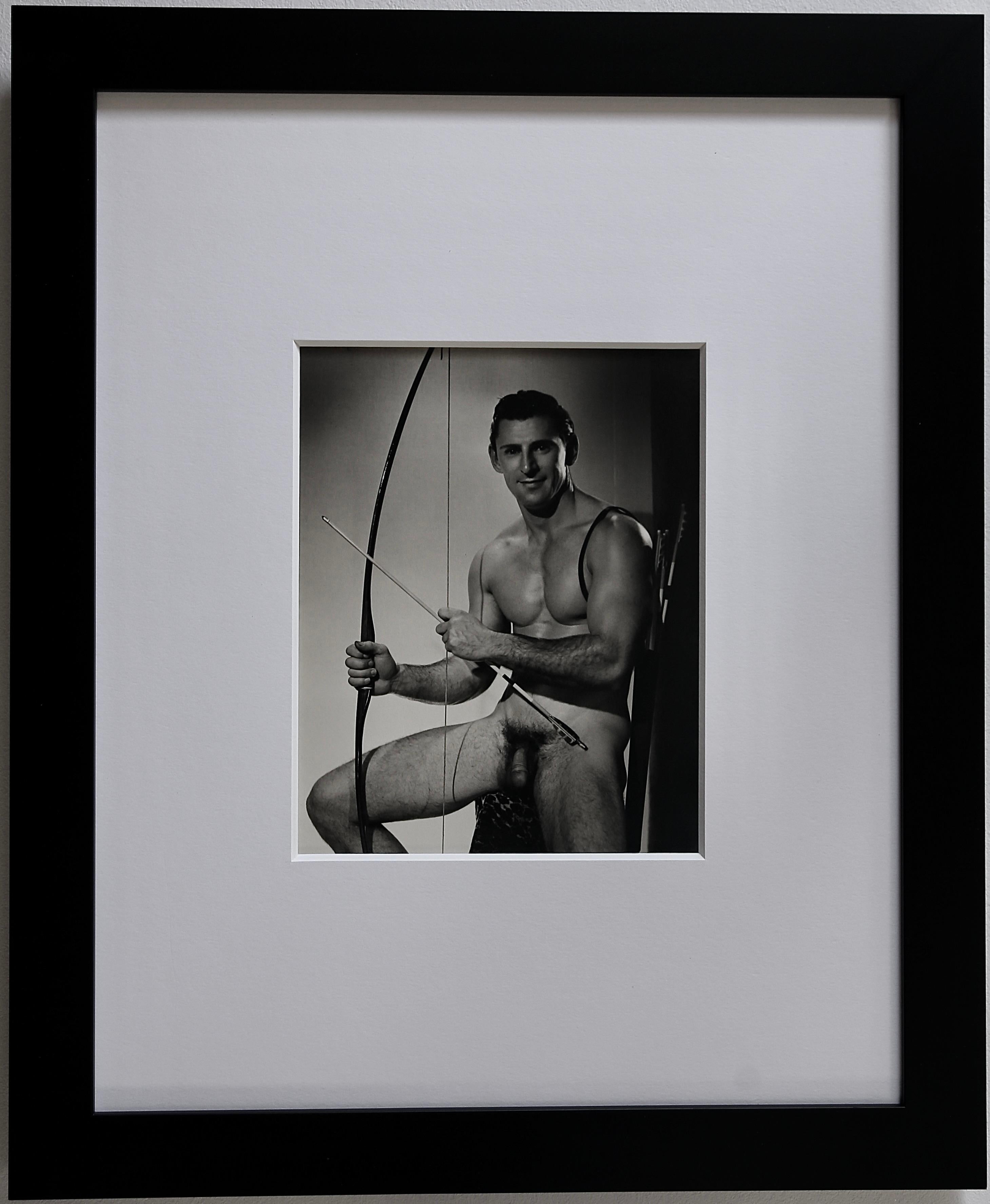 Black and White Photograph de Douglas Juleff - Doug of Detroit - DOUGLAS JULEFF Fotografía vintage de la década de 1940 del modelo "Beefcake" MIKE DUBEL nº 3 Enmarcada