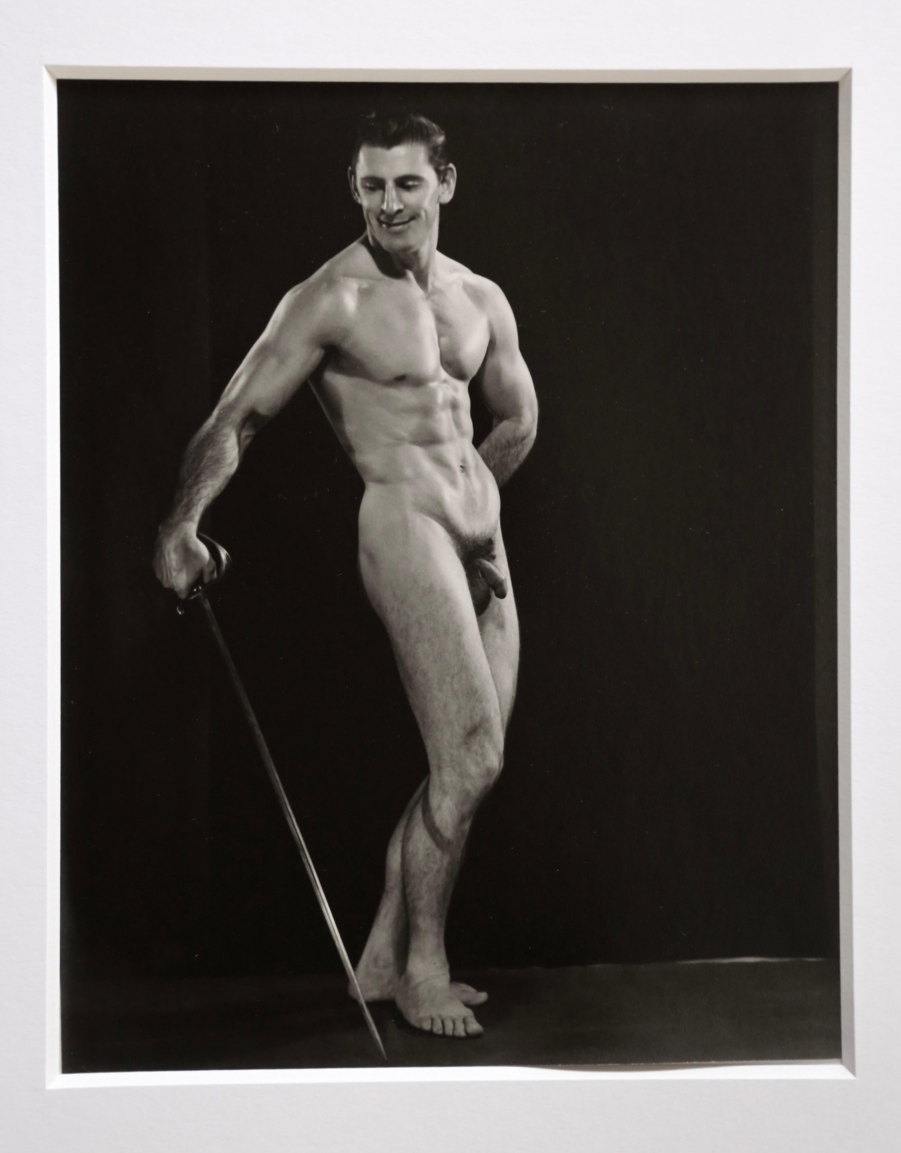 DOUGLAS JULEFF Vintage 1940er Jahre Fotografie des „Fischkuchen“-Modells wie DUBEL #5, gerahmt (Grau), Nude Photograph, von Douglas Juleff - Doug of Detroit