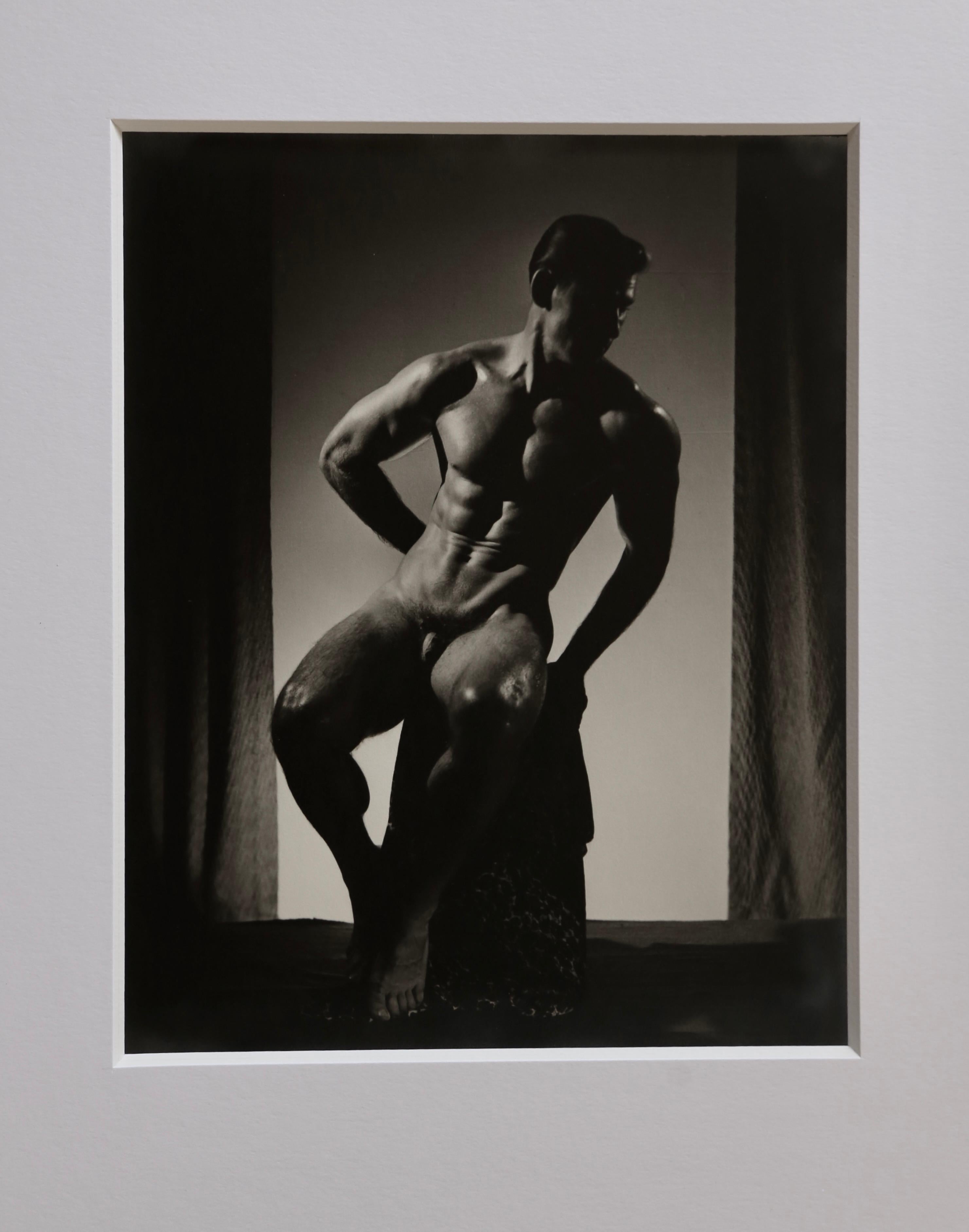 DOUGLAS JULEFF Vintage 1940er Jahre Fotografie des „Fischkuchen“-Modells wie DUBEL #6, gerahmt (Grau), Nude Photograph, von Douglas Juleff - Doug of Detroit