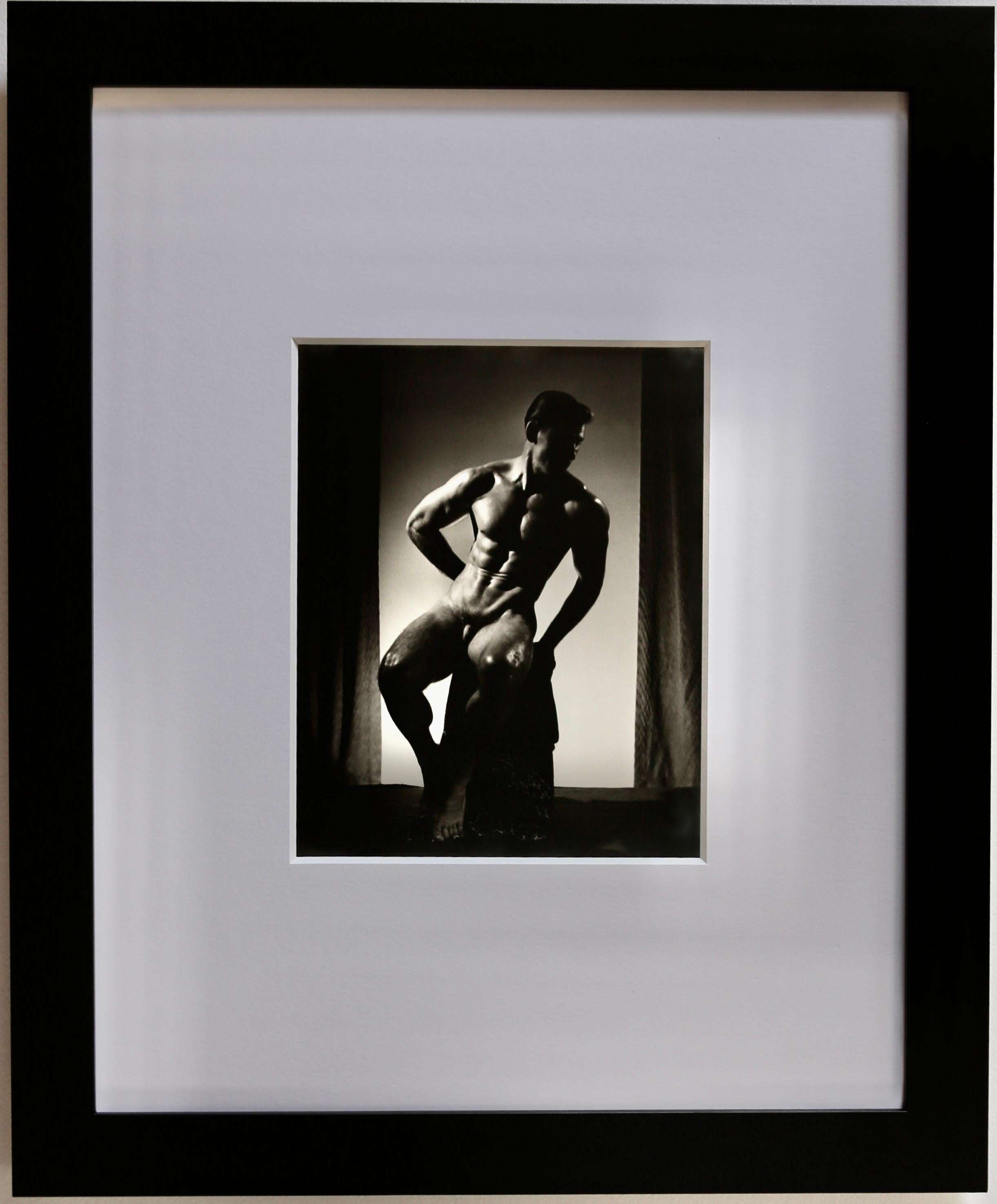 DOUGLAS JULEFF Fotografía vintage de la década de 1940 del modelo "Beefcake" MIKE DUBEL nº 6 Enmarcada