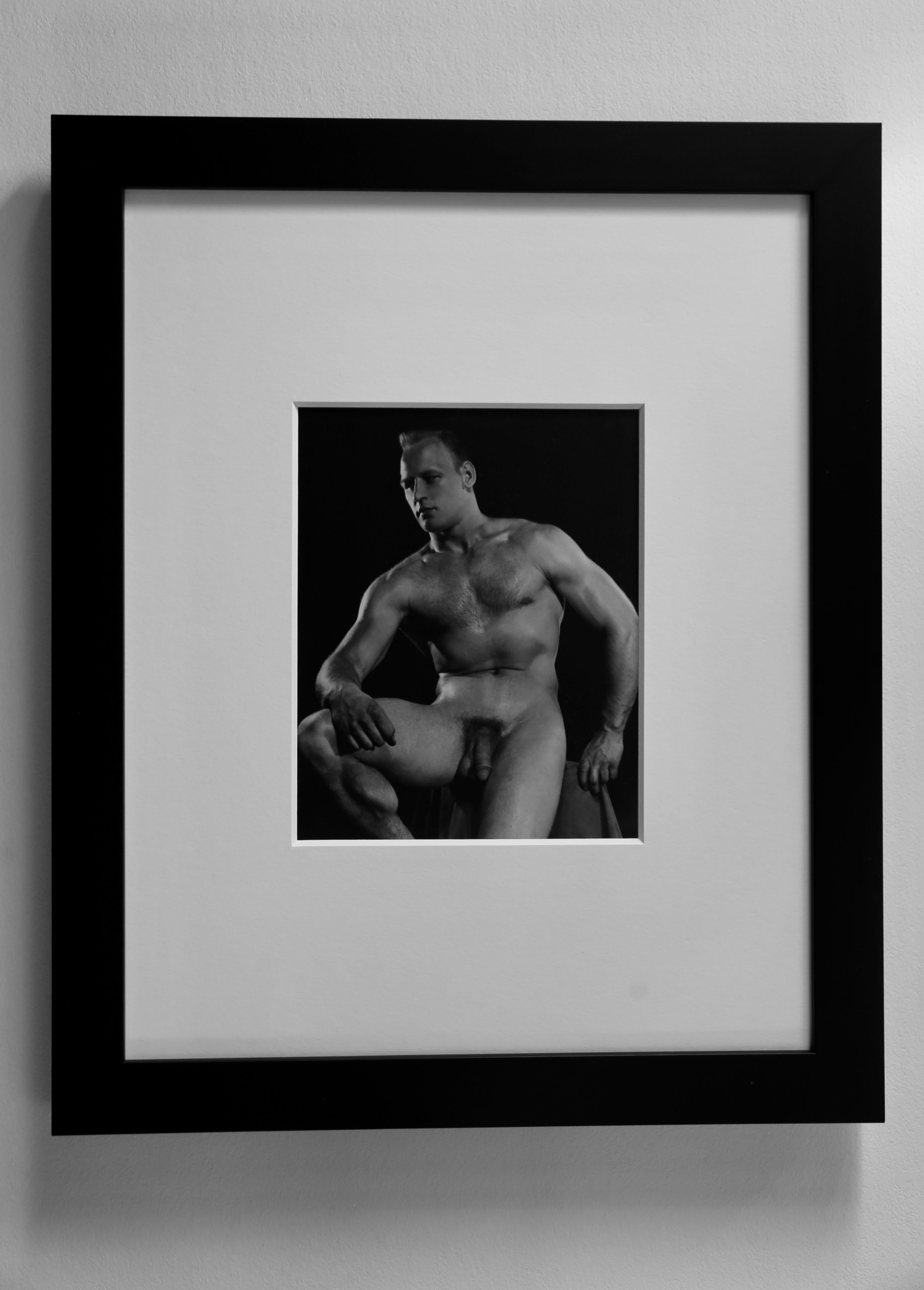 COLD WINTER SPECIAL...$900...GERAHMT.
Seltene Original-Gelatinesilberfotografie aus den 1940er Jahren von DOUGLAS JULEFF - auch bekannt als DOUG OF DETROIT - des Models JERRY SCHEMANSKY. Schemansky war 1943 Mr. Michigan. Die Fotografie ist 8 x 10