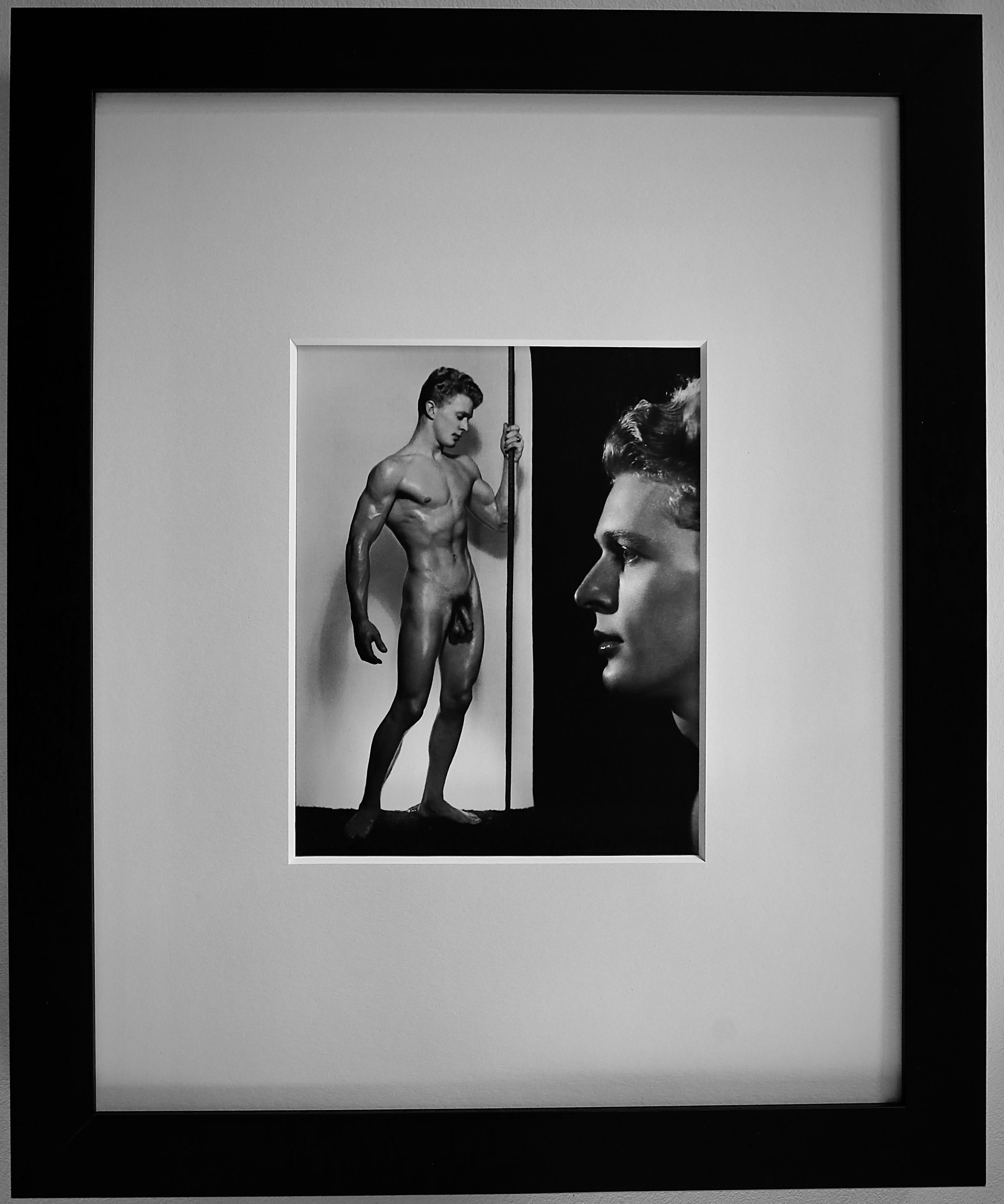 DOUGLAS JULEFF Vintage 1950er Jahre Fotografie „Fischkuchen“ Modell LARRY KLEIN #1 Gerahmt – Photograph von Douglas Juleff - Doug of Detroit