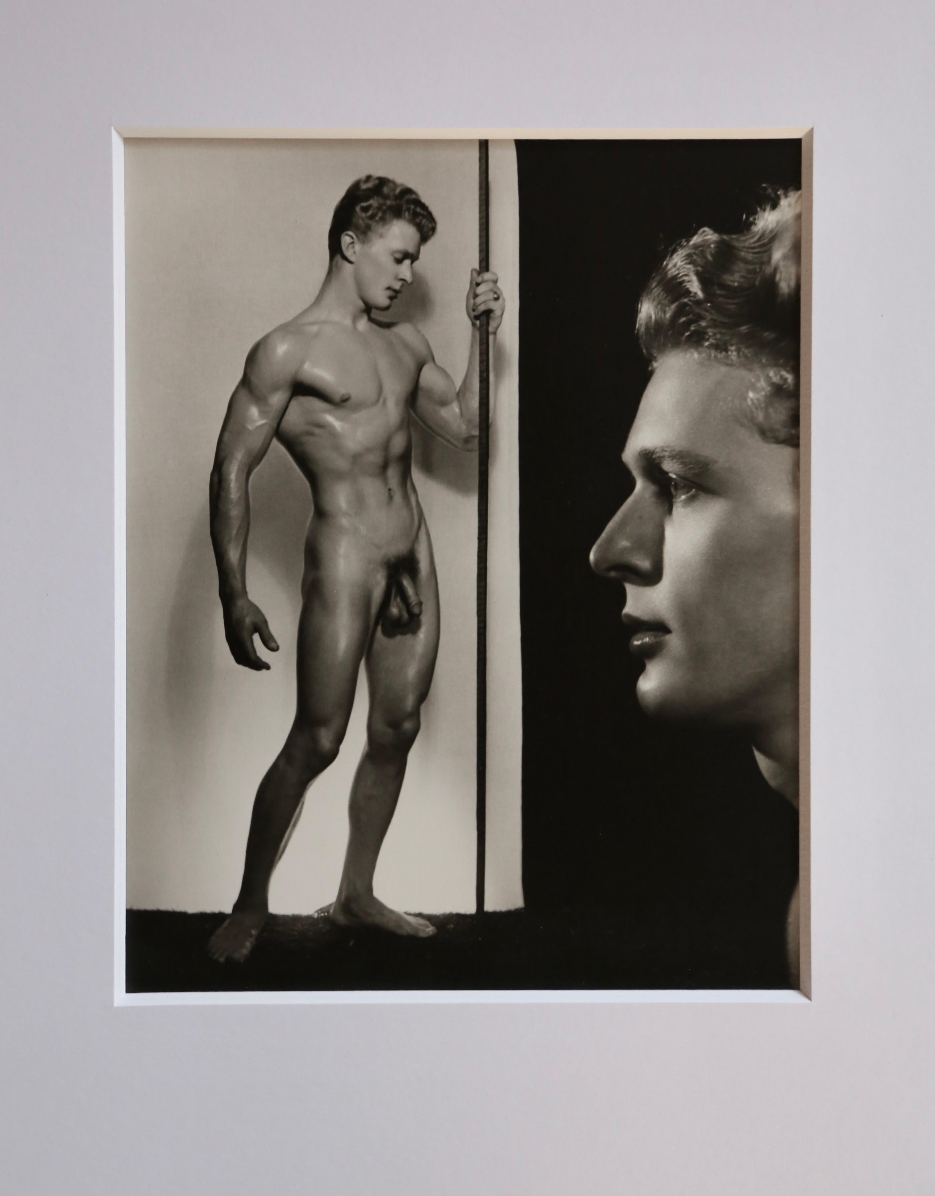 DOUGLAS JULEFF Vintage 1950er Jahre Fotografie „Fischkuchen“ Modell LARRY KLEIN #1 Gerahmt (Schwarz), Nude Photograph, von Douglas Juleff - Doug of Detroit
