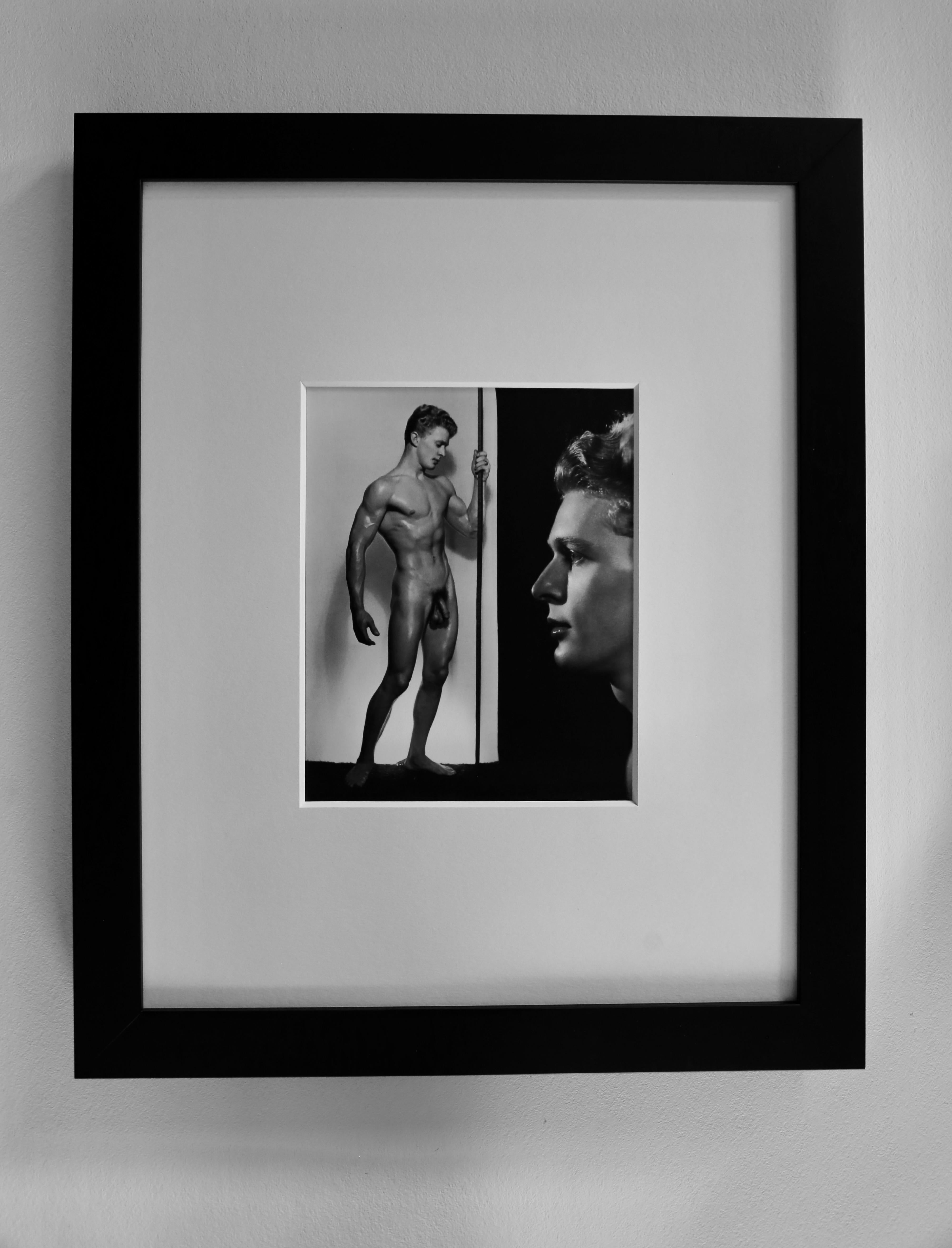 Seltene 1950er Original Vintage Gelatinesilberfotografie von DOUGLAS JULEFF - auch bekannt als DOUG OF DETROIT - des beliebten jungen Physique Models LARRY KLEIN. Klein ist hier in einer Doppelbildtechnik zu sehen, die Juleff beherrschte und bei