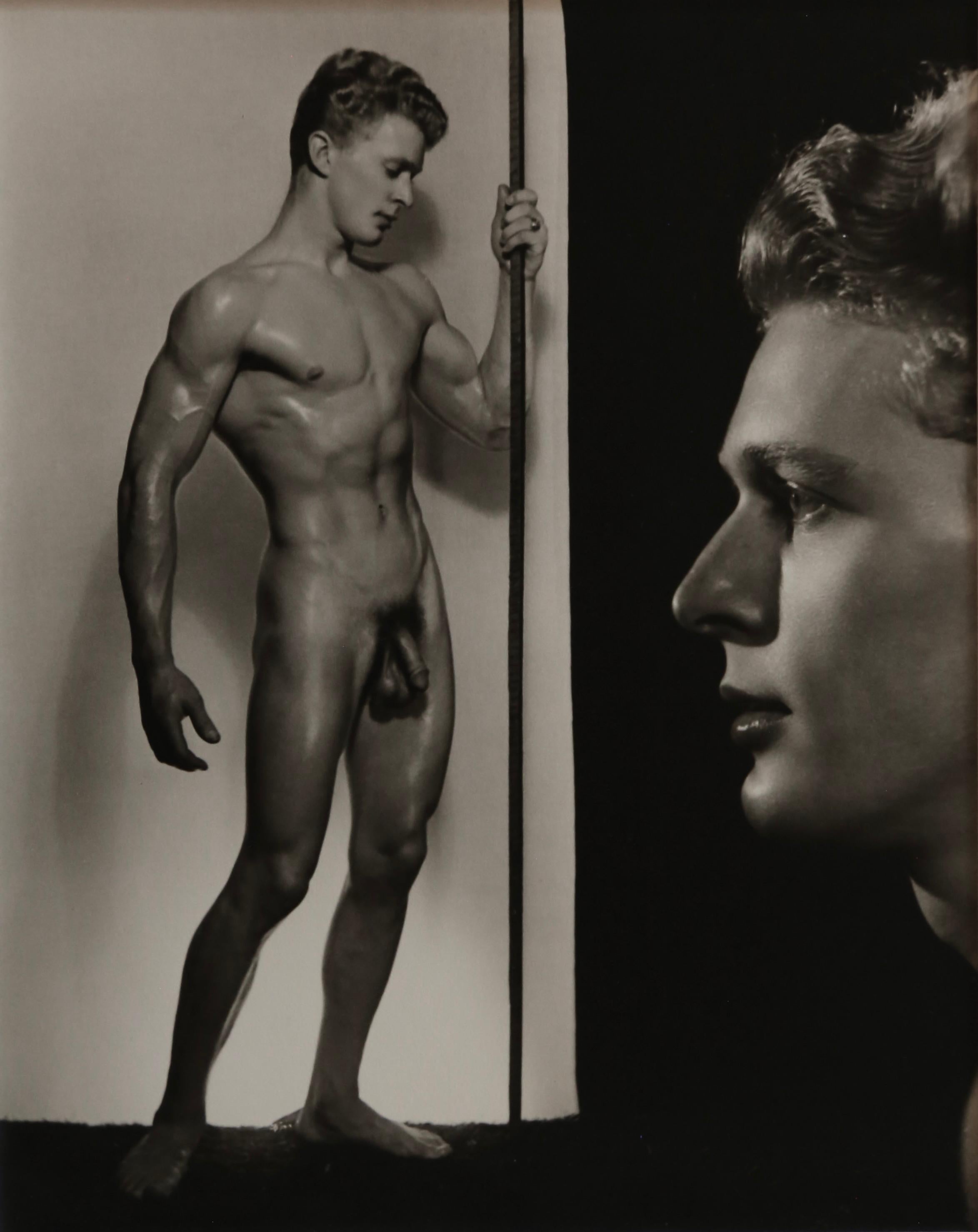 Douglas Juleff - Doug of Detroit Nude Photograph – DOUGLAS JULEFF Vintage 1950er Jahre Fotografie „Fischkuchen“ Modell LARRY KLEIN #1 Gerahmt