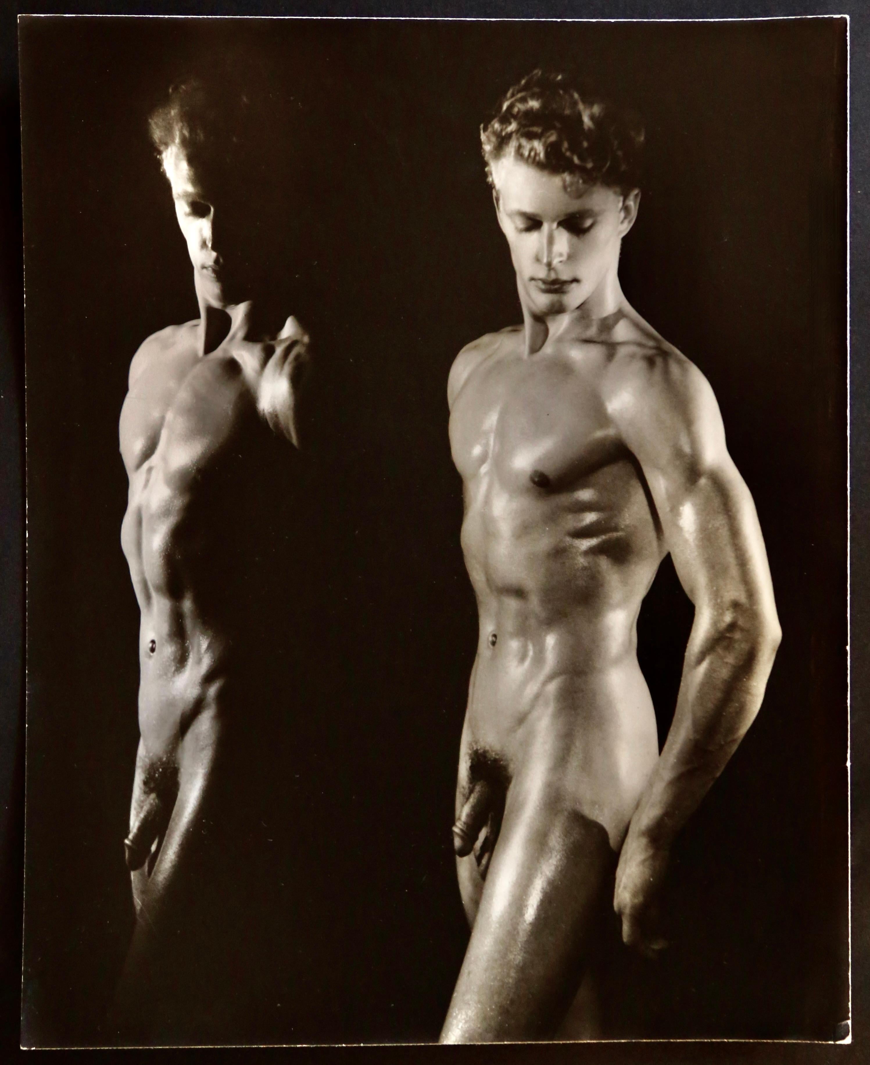 DOUGLAS JULEFF Vintage 1950er Jahre Fotografie „Fischkuchen“ Modell LARRY KLEIN #2 Gerahmt (Nachkriegszeit), Photograph, von Douglas Juleff - Doug of Detroit