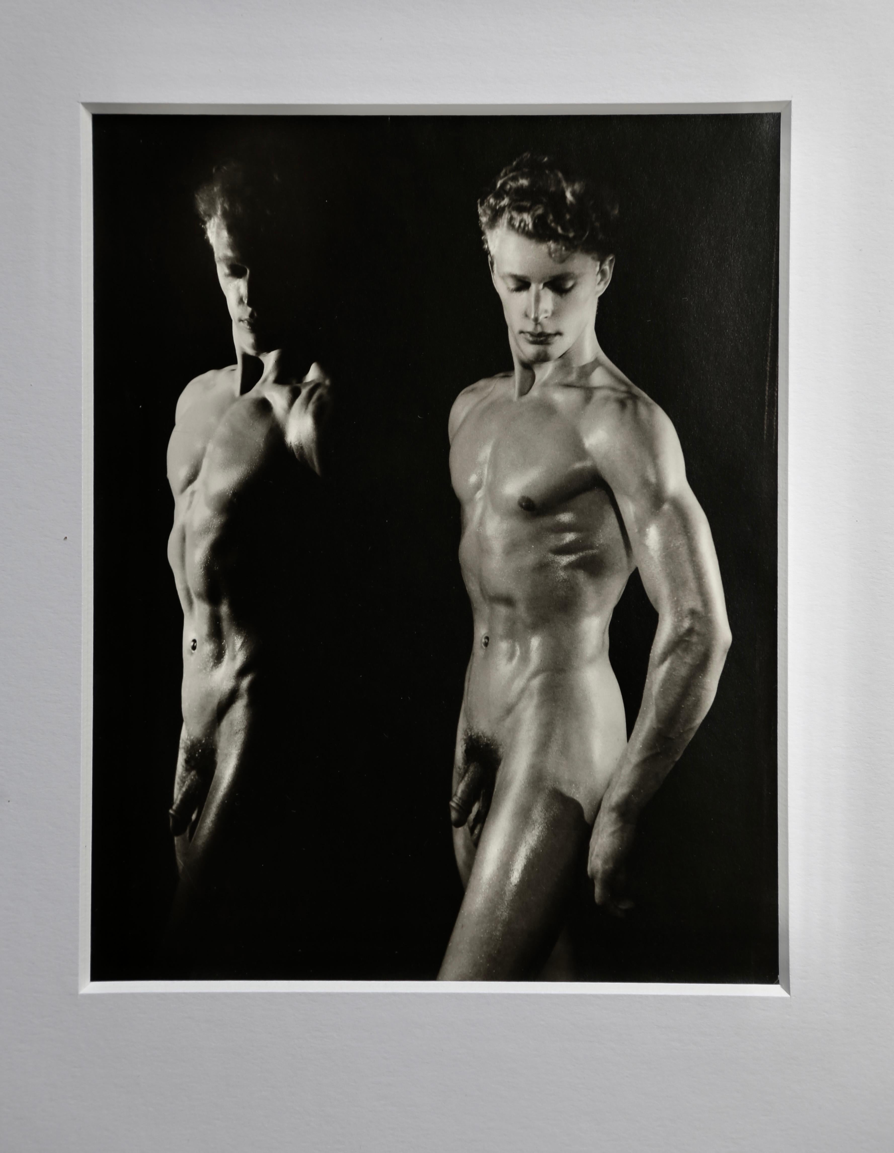 DOUGLAS JULEFF Vintage 1950er Jahre Fotografie „Fischkuchen“ Modell LARRY KLEIN #2 Gerahmt (Schwarz), Black and White Photograph, von Douglas Juleff - Doug of Detroit