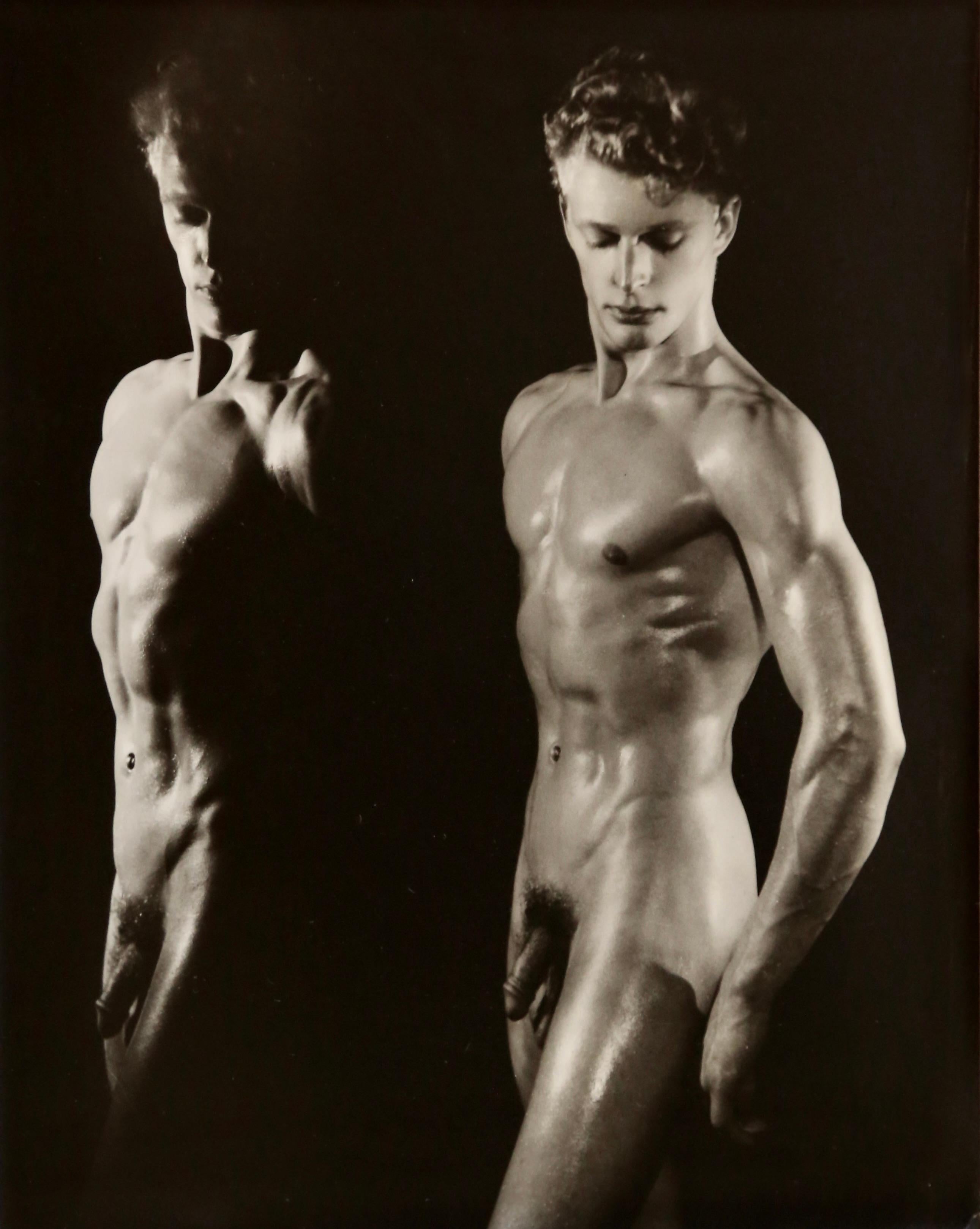 Douglas Juleff - Doug of Detroit Black and White Photograph – DOUGLAS JULEFF Vintage 1950er Jahre Fotografie „Fischkuchen“ Modell LARRY KLEIN #2 Gerahmt