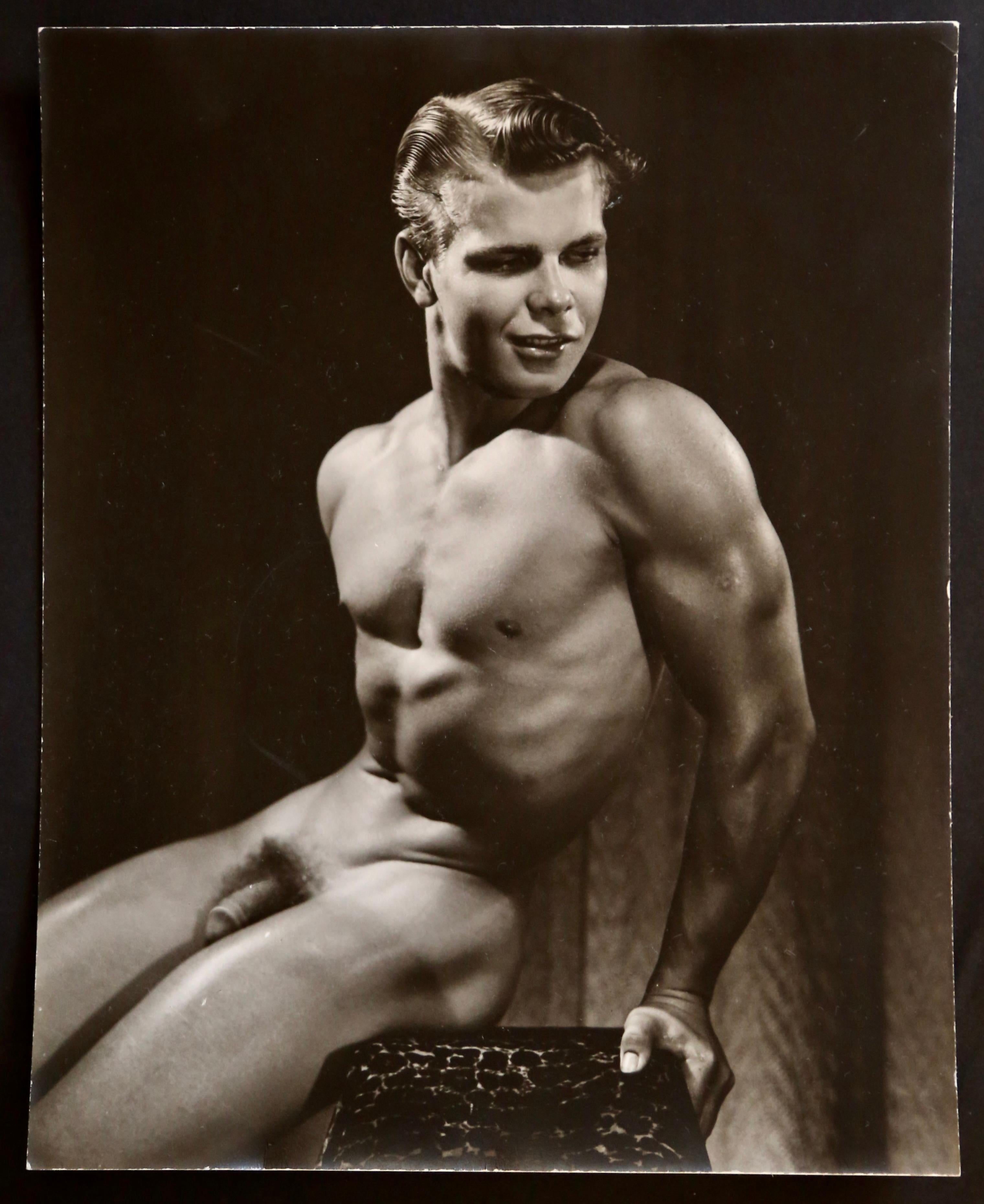 DOUGLAS JULEFF Vintage 1950er Jahre Fotografie von „Fischkuchen“ Modell AL WALCH #1 Gerahmt (Schwarz), Black and White Photograph, von Douglas Juleff - Doug of Detroit