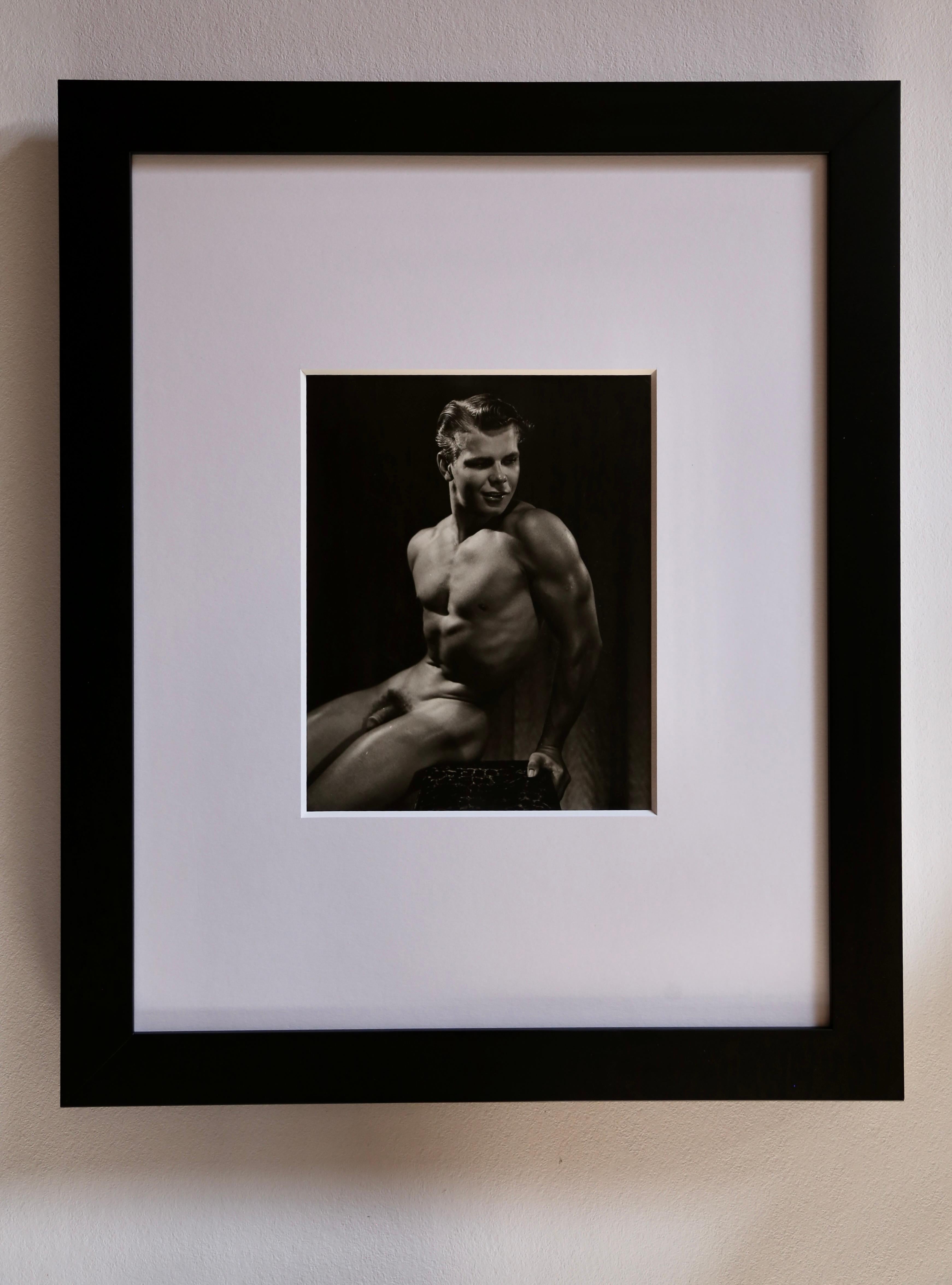 COLD WINTER SPECIAL...$825...Gerahmt.
Seltene Original-Gelatinesilber-Fotografie aus den frühen 1950er Jahren von DOUGLAS JULEFF - auch bekannt als DOUG OF DETROIT - des Models AL WALCH. Die Fotografie ist 8 x 10 Zoll groß und ein hervorragendes