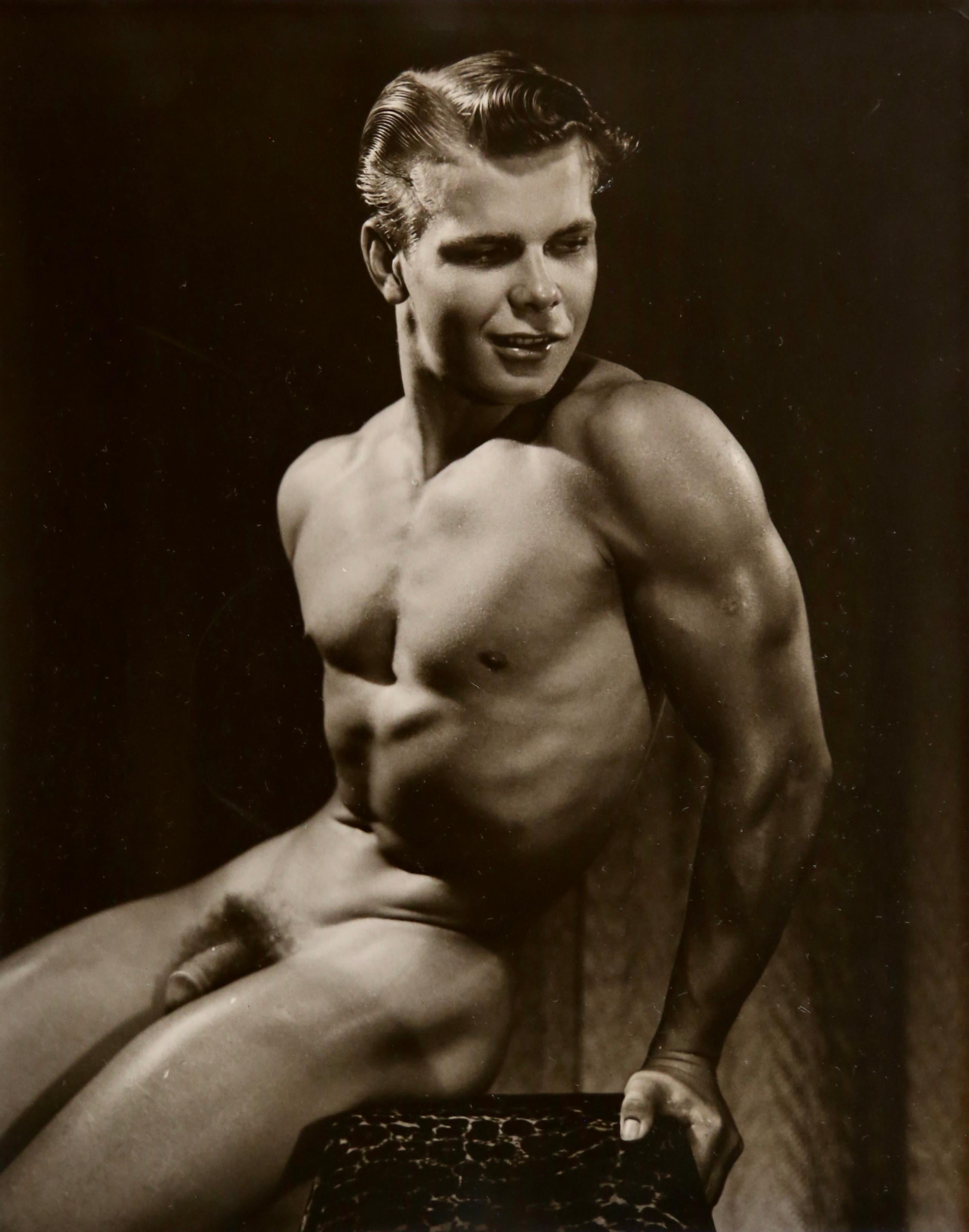 Douglas Juleff - Doug of Detroit Black and White Photograph – DOUGLAS JULEFF Vintage 1950er Jahre Fotografie von „Fischkuchen“ Modell AL WALCH #1 Gerahmt