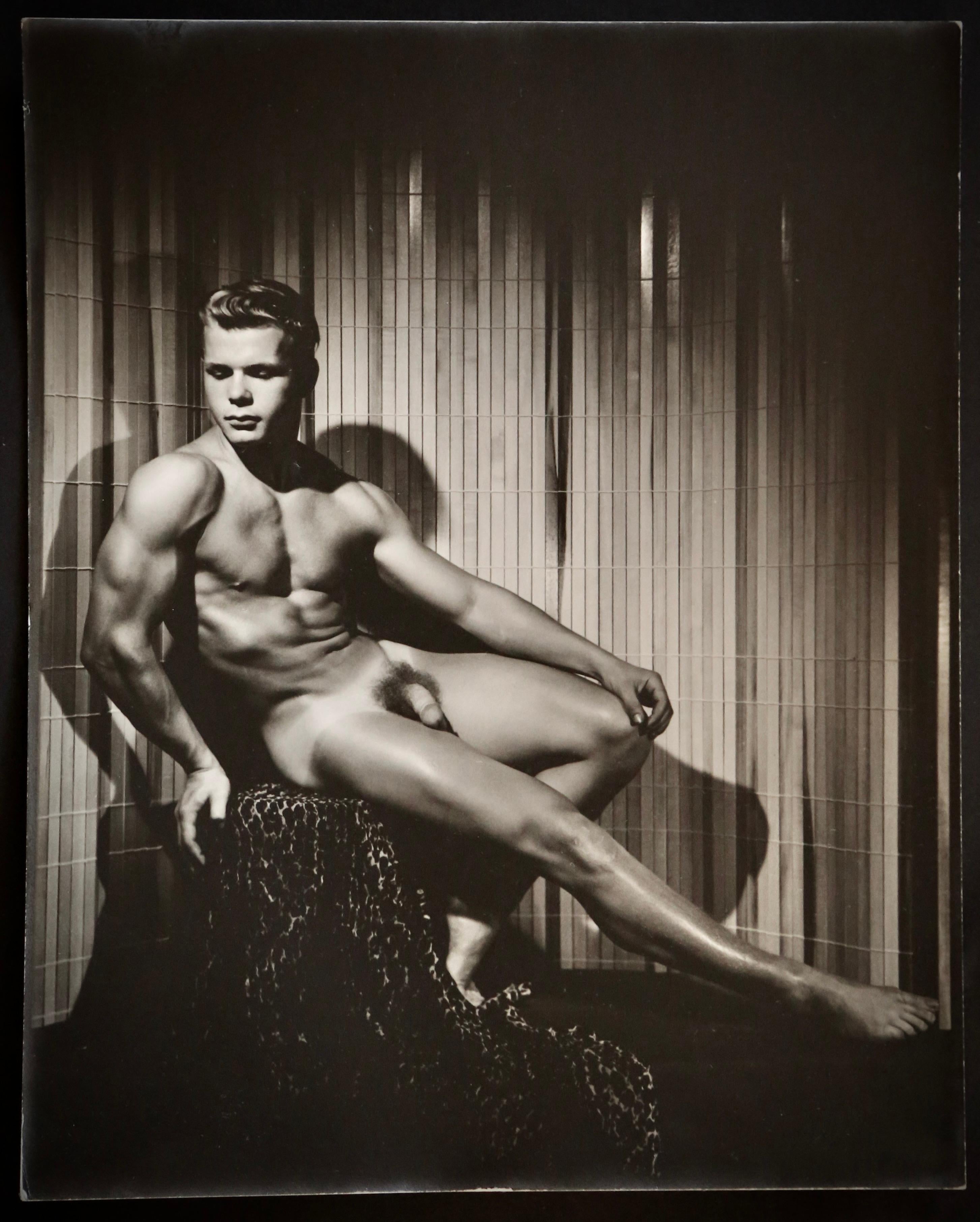 DOUGLAS JULEFF Vintage 1950er Jahre Fotografie von „Fischkuchen“ Modell AL WALCH #2 gerahmt (Schwarz), Black and White Photograph, von Douglas Juleff - Doug of Detroit