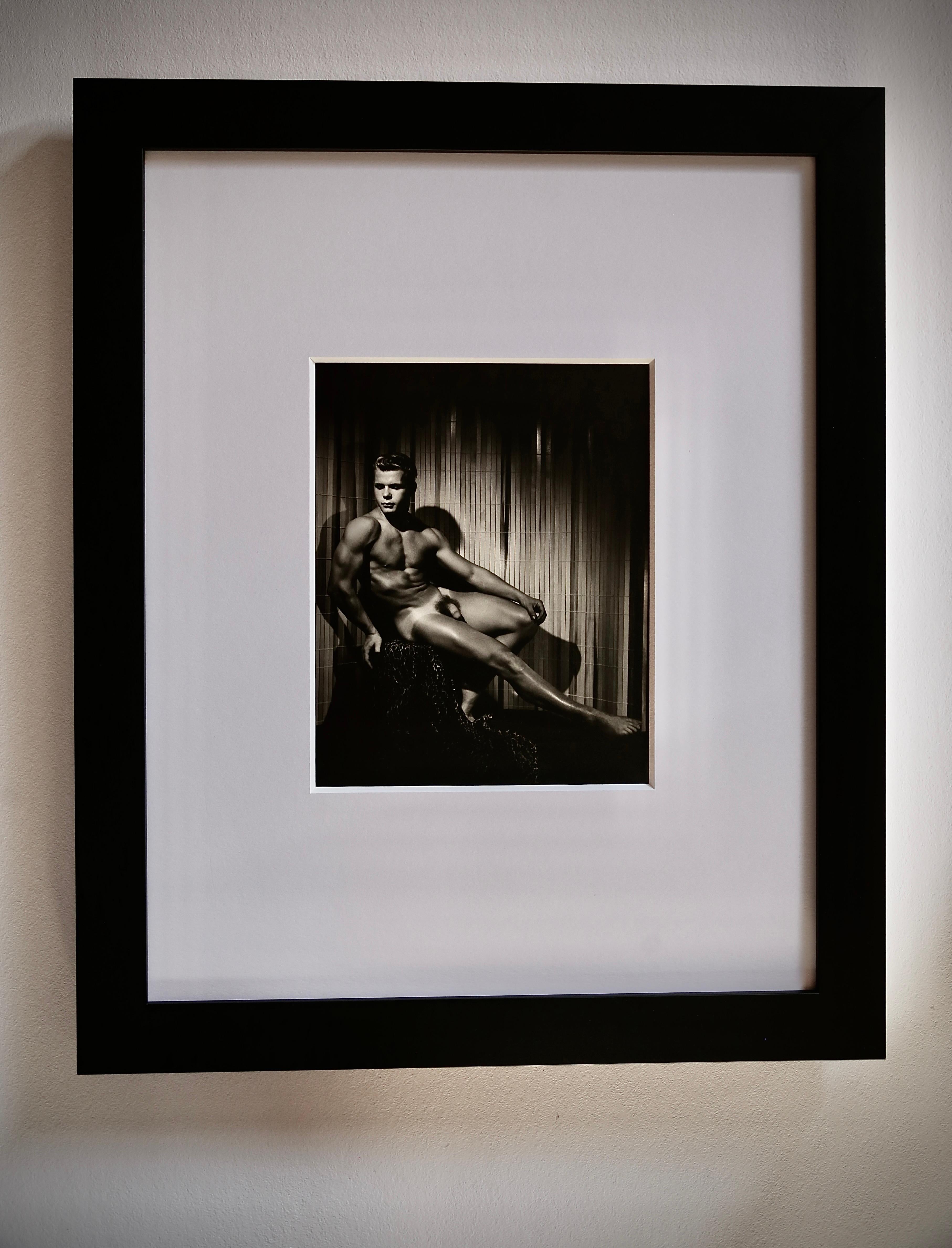 Cold Winter Special....$825...Gerahmt.
Seltene Original-Gelatinesilber-Fotografie aus den frühen 1950er Jahren von DOUGLAS JULEFF - auch bekannt als DOUG OF DETROIT - des Models AL WALCH. Die Fotografie ist 8 x 10 Zoll groß und ein hervorragendes