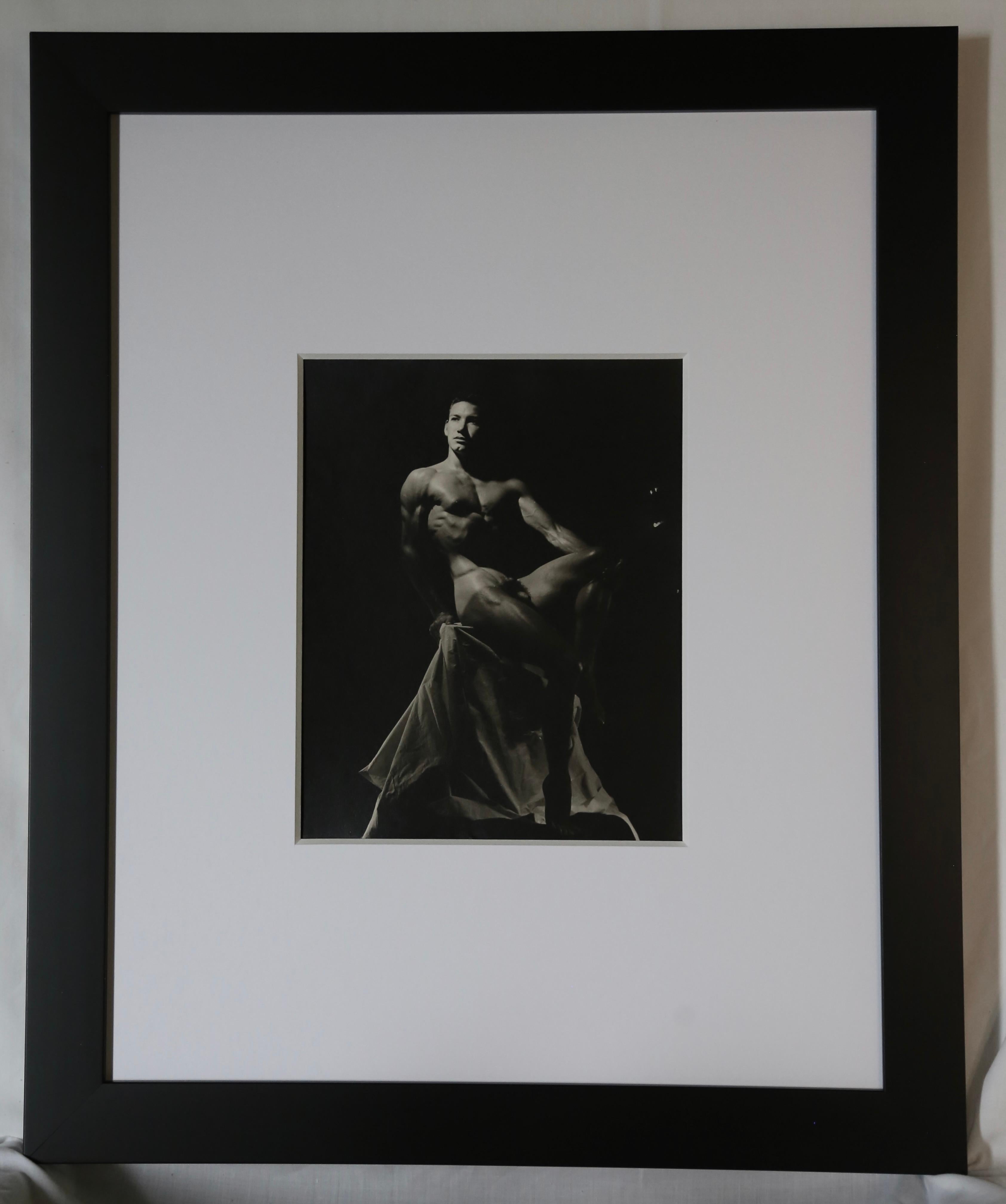 Rare photographie gélatino-argentique originale du début des années 1950 réalisée par DOUGLAS JULEFF - également connu sous le nom de DOUG OF DETROIT - du mannequin DICK LEE. La photographie, de format 8 x 10 pouces, est un excellent exemple de