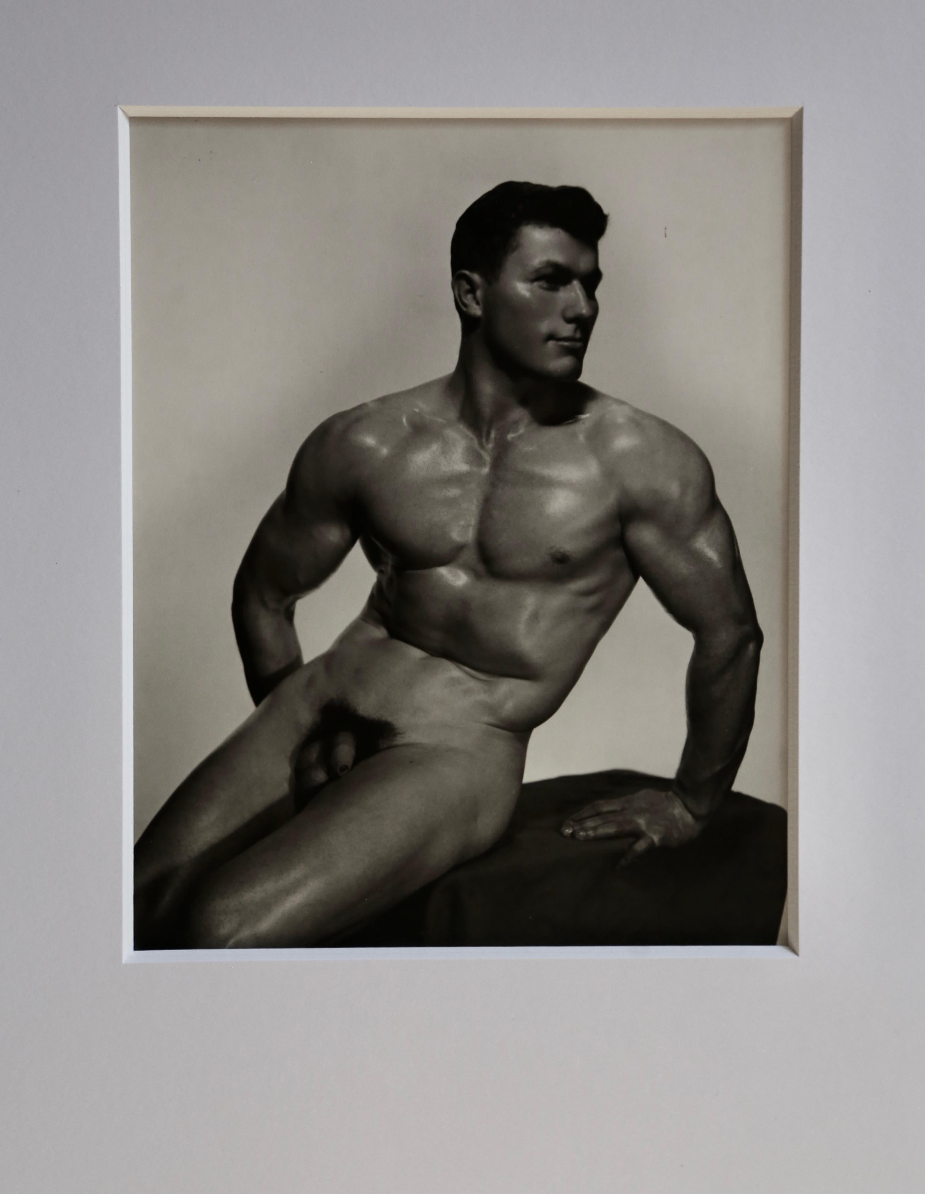 Rare photographie gélatino-argentique originale du début des années 1950 réalisée par DOUGLAS JULEFF - également connu sous le nom de DOUG OF DETROIT - du mannequin GENE STAGGS. Il s'agit de la deuxième des deux images de Collection S qui sont
