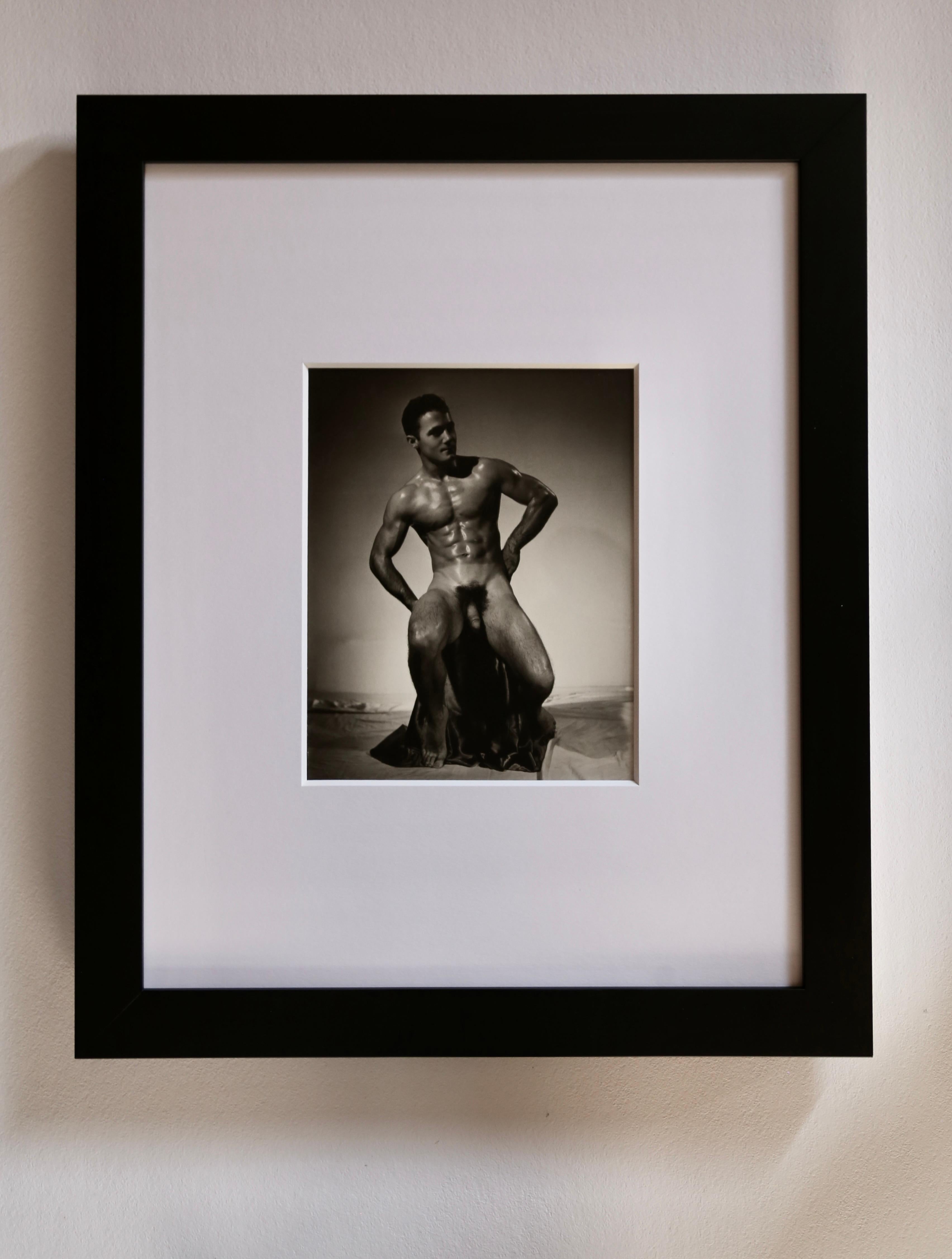SPECIALE INVERNO FREDDO... $825... Incorniciato.
Rara fotografia originale vintage alla gelatina d'argento dei primi anni '50 di DOUGLAS JULEFF - noto anche come DOUG OF DETROIT - della modella JEAN O'STRAND. La fotografia misura 8 x 10 pollici ed è