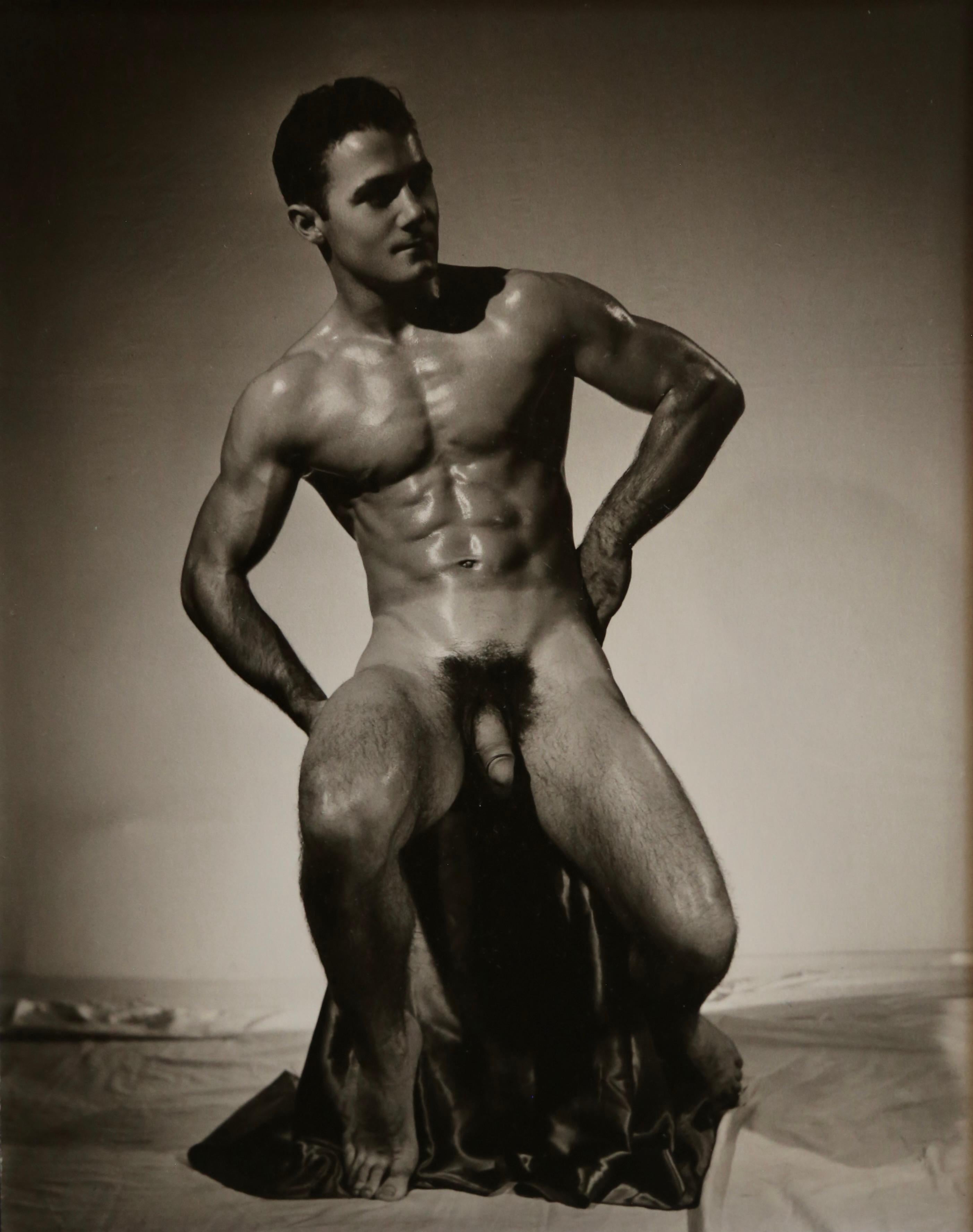 Nude Photograph di Douglas Juleff - Doug of Detroit - DOUGLAS JULEFF Fotografia vintage degli anni '50 della modella "Beefcake" JEAN O'STRAND Incorniciata