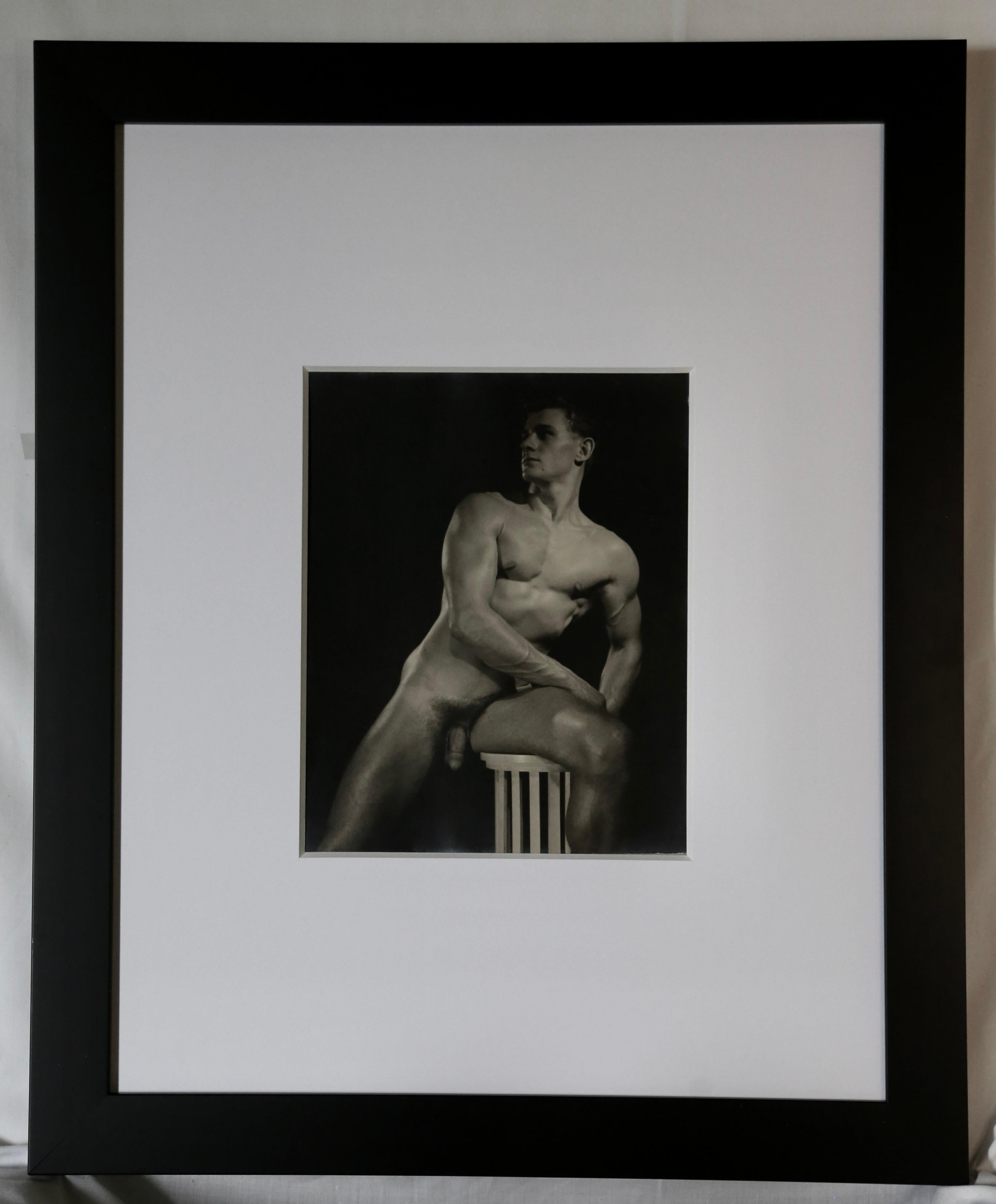 Rare photographie à la gélatine argentique de DOUGLAS JULEFF - également connu sous le nom de DOUG OF DETROIT - du mannequin MAYNARD KEITH, datant du début des années 1950. Il s'agit du numéro 2 d'une série de 4 images de Maynard Keith. La