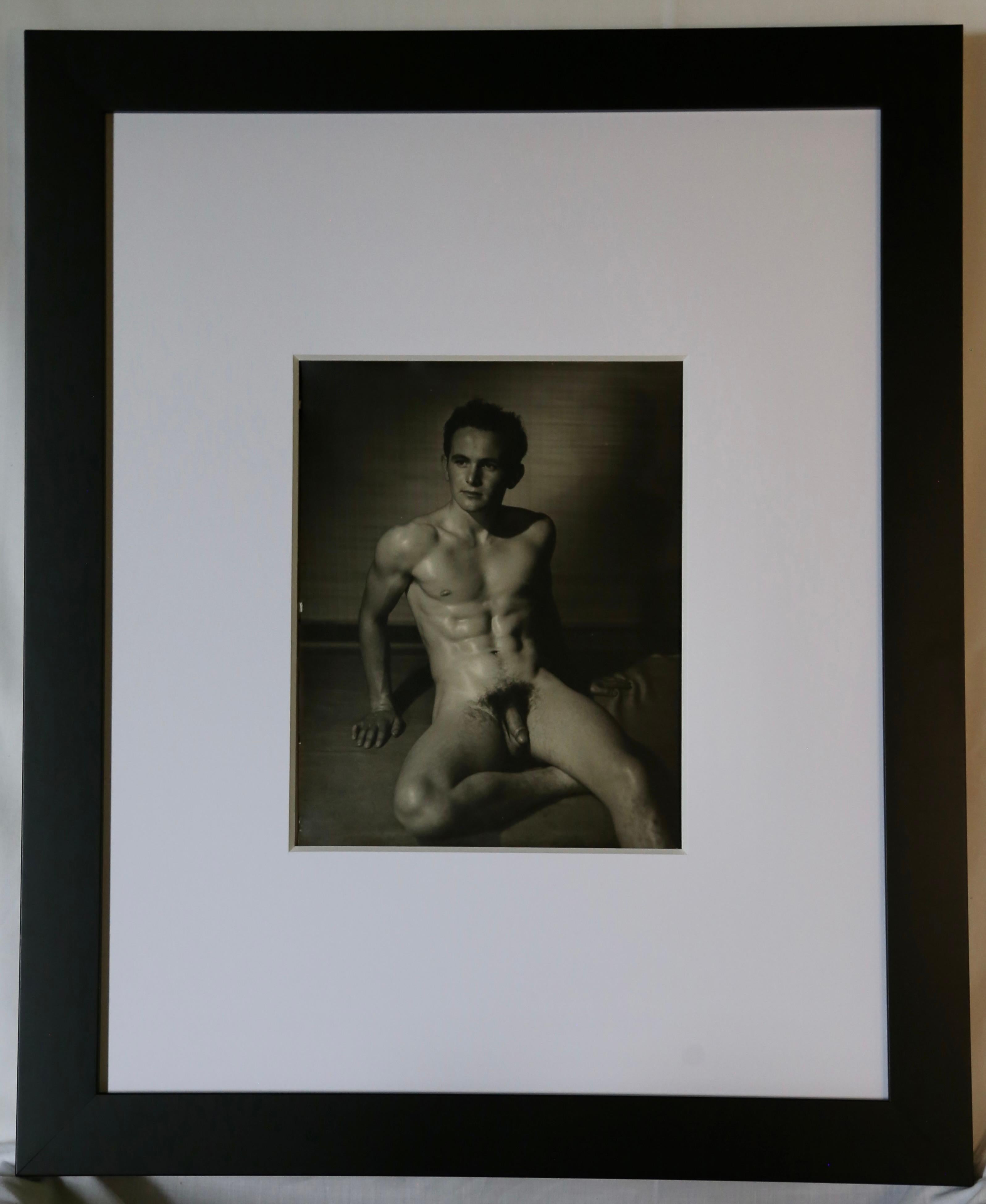Rare photographie gélatino-argentique originale du début des années 1950 réalisée par DOUGLAS JULEFF - également connu sous le nom de DOUG OF DETROIT - d'un modèle non identifié (Unidentified #2). Tous les enregistrements de Juleff ont été détruits