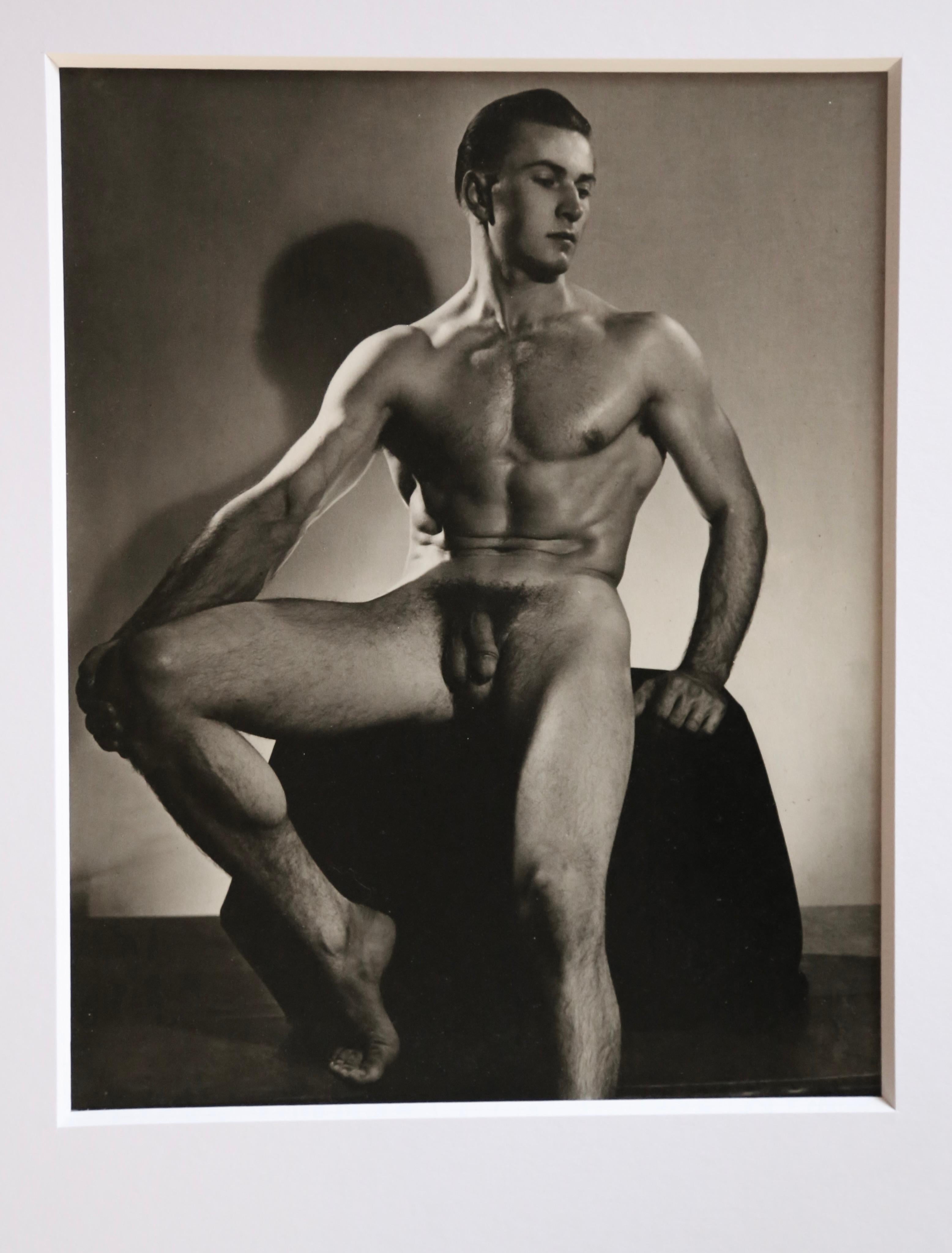 Rare photographie à la gélatine argentique de DOUGLAS JULEFF - également connu sous le nom de DOUG OF DETROIT - du mannequin Val MEMECEK, datant du début des années 1950. La photographie, de format 8 x 10 pouces, est un excellent exemple de
