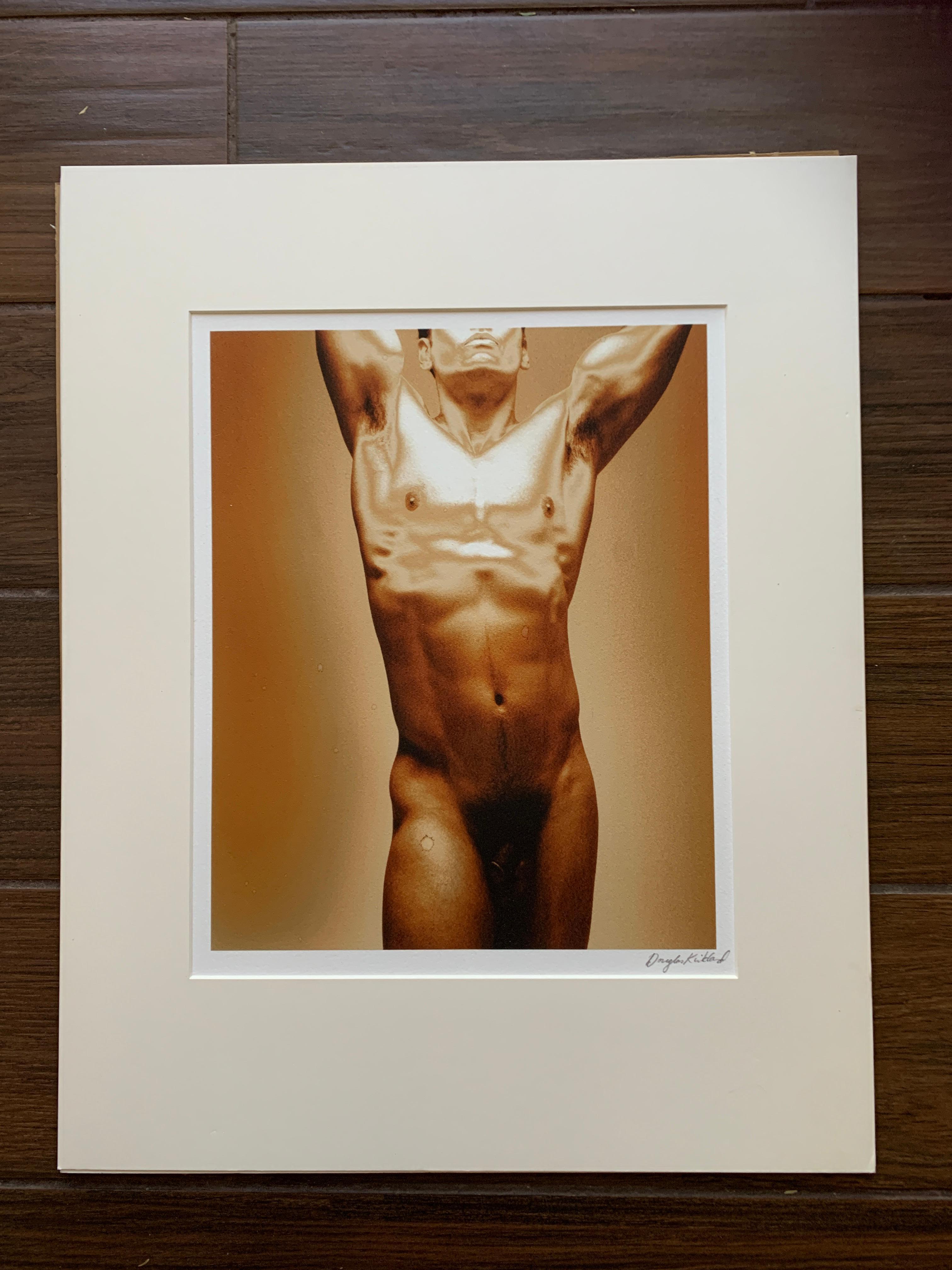 Douglas Kirkland „Goldener Junge“ Seltene männliche Akt- Originalfotografie (Moderne) im Angebot