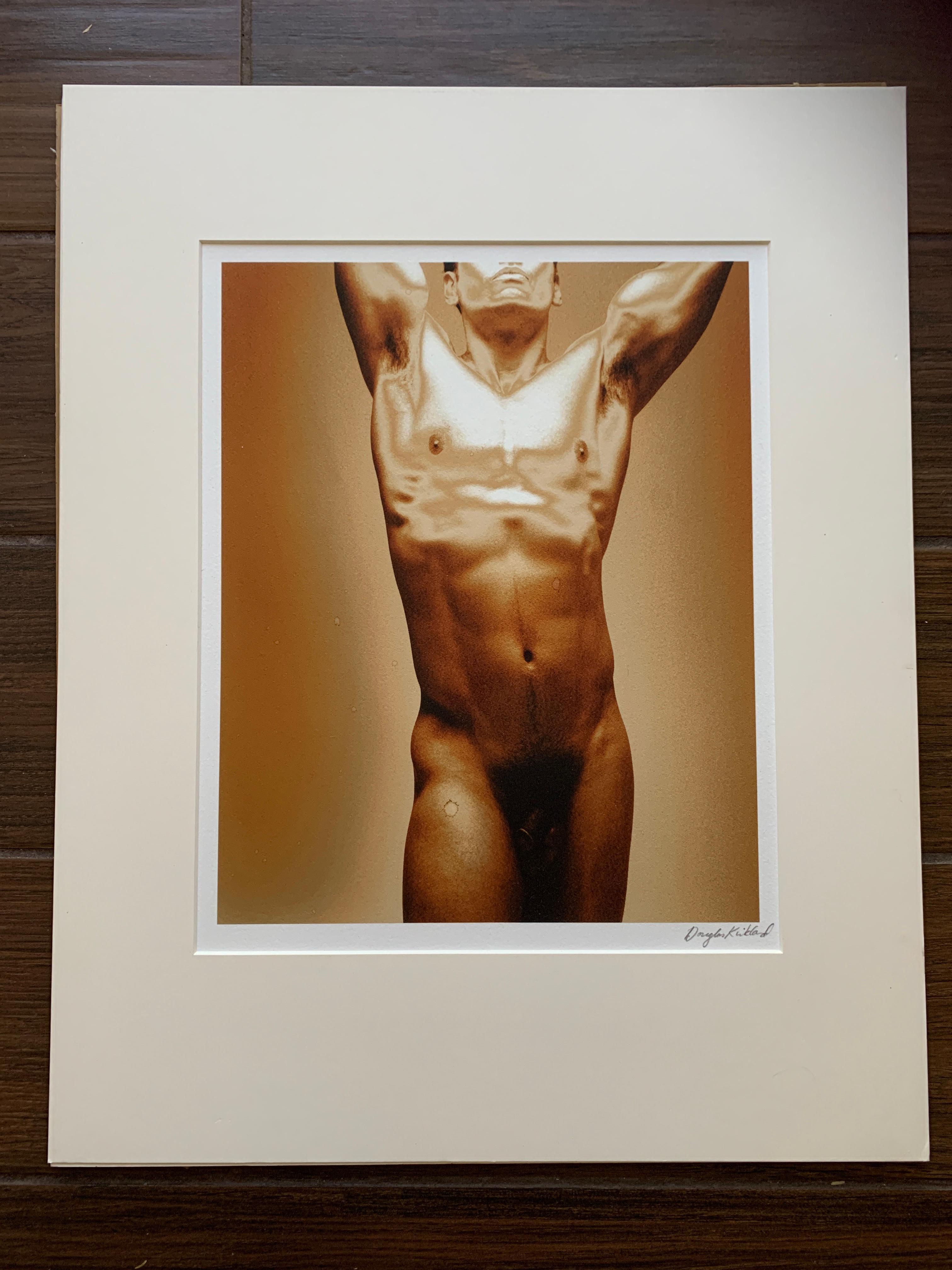 Douglas Kirkland „Goldener Junge“ Seltene männliche Akt- Originalfotografie (Papier) im Angebot
