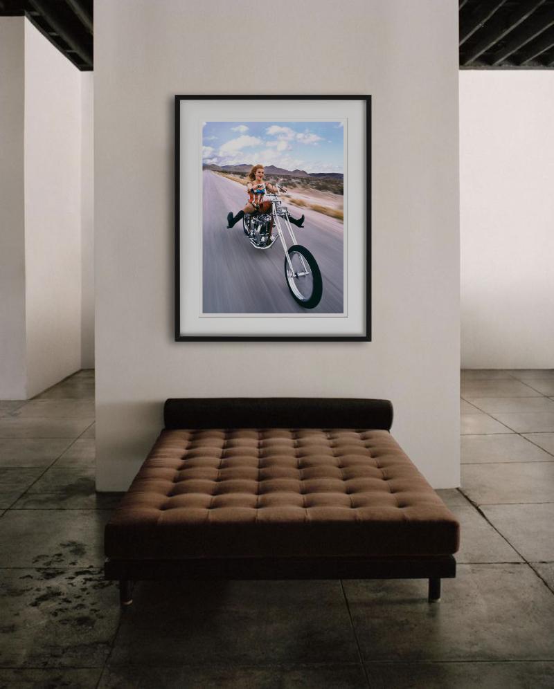 Ann-Margret - Sur une moto Chopper, photographie d'art, 1971 - Photograph de Douglas Kirkland