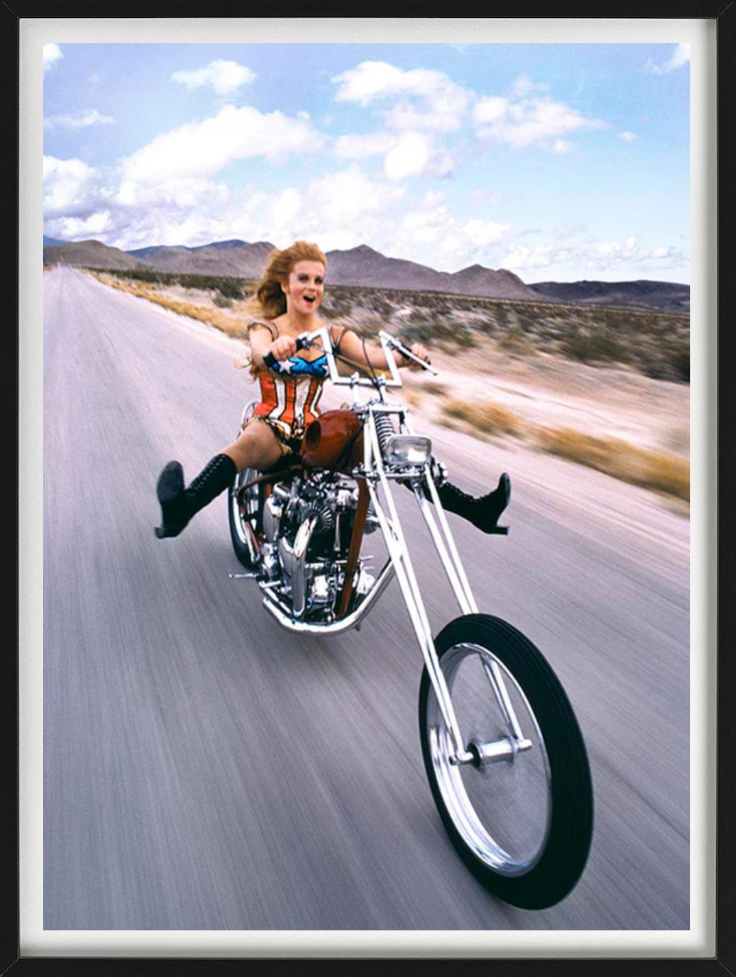 Ann-Margret - Sur une moto Chopper, photographie d'art, 1971 - Contemporain Photograph par Douglas Kirkland