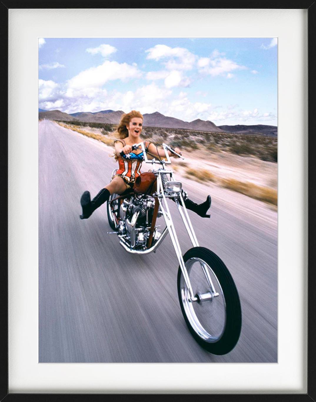 Ann-Margret - Sur une moto Chopper, photographie d'art, 1971 - Gris Portrait Photograph par Douglas Kirkland