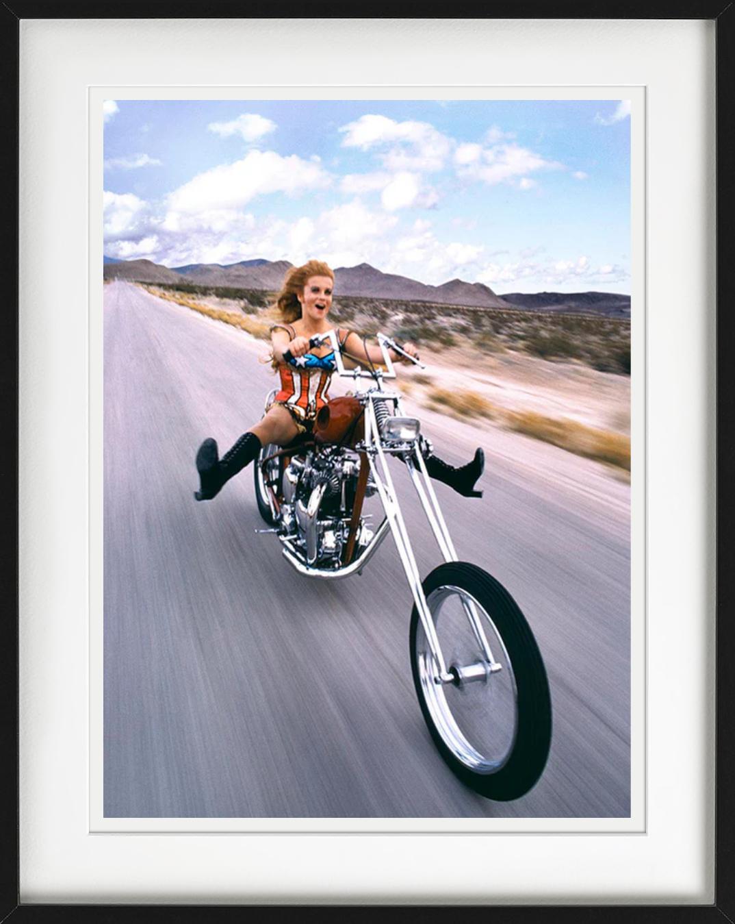 Portrait de la célèbre Ann Margret sur une moto chopper, photographiée par le légendaire Douglas Kirkland.

Tous les tirages sont en édition limitée. Disponible en plusieurs tailles. Encadrement haut de gamme sur demande.

Toutes les impressions