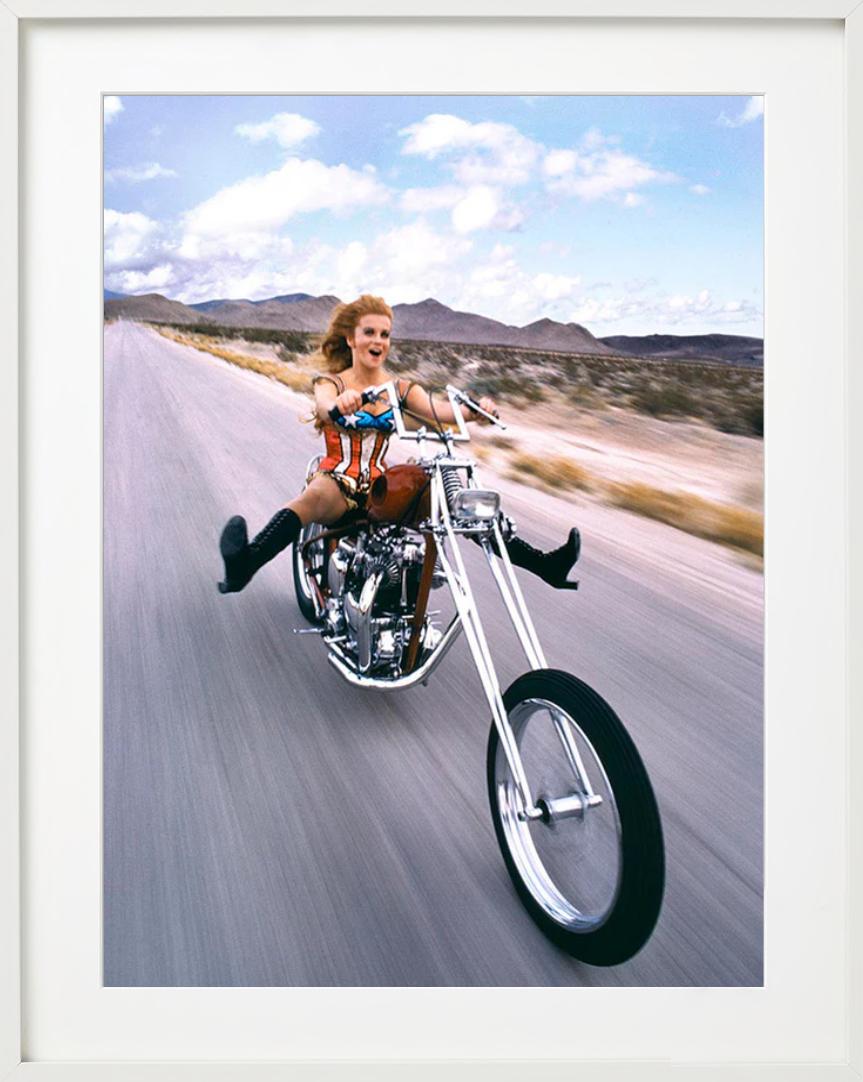 Ann-Margret - Sur une moto Chopper, photographie d'art, 1971 en vente 4
