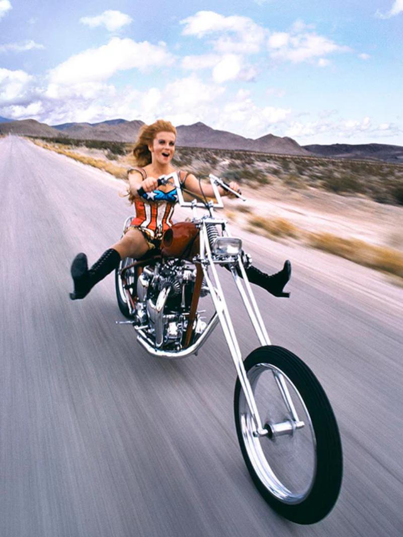 Portrait Photograph Douglas Kirkland - Ann-Margret - Sur une moto Chopper, photographie d'art, 1971