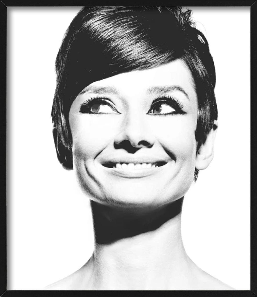 Audrey Hepburn - Ritratto, sorridente, fotografia d'autore, 1965 - Photograph di Douglas Kirkland