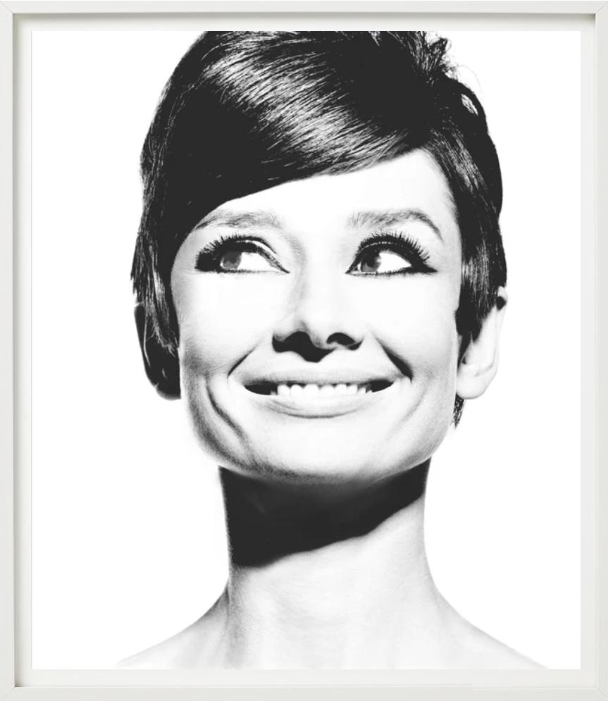 Audrey Hepburn - Ritratto, sorridente, fotografia d'autore, 1965 - Portrait Photograph Grigio di Douglas Kirkland