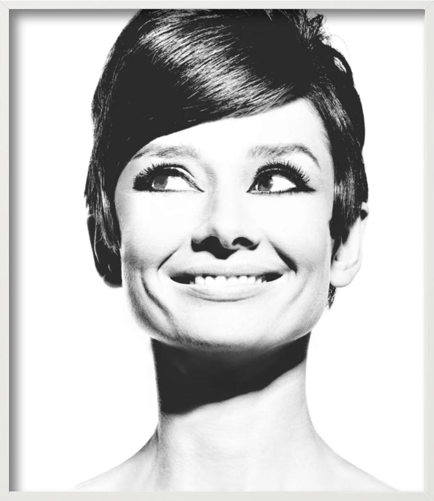 Audrey Hepburn - Ritratto, sorridente, fotografia d'autore, 1965 in vendita 1