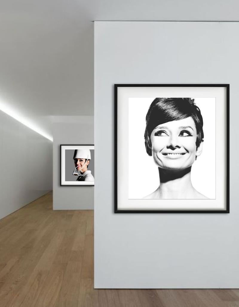 Audrey Hepburn - Ritratto, sorridente, fotografia d'autore, 1965 in vendita 2