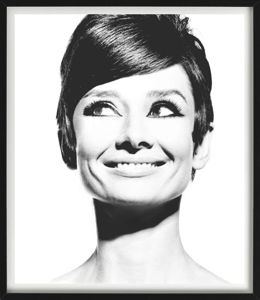Audrey Hepburn - Ritratto, sorridente, fotografia d'autore, 1965 in vendita 3