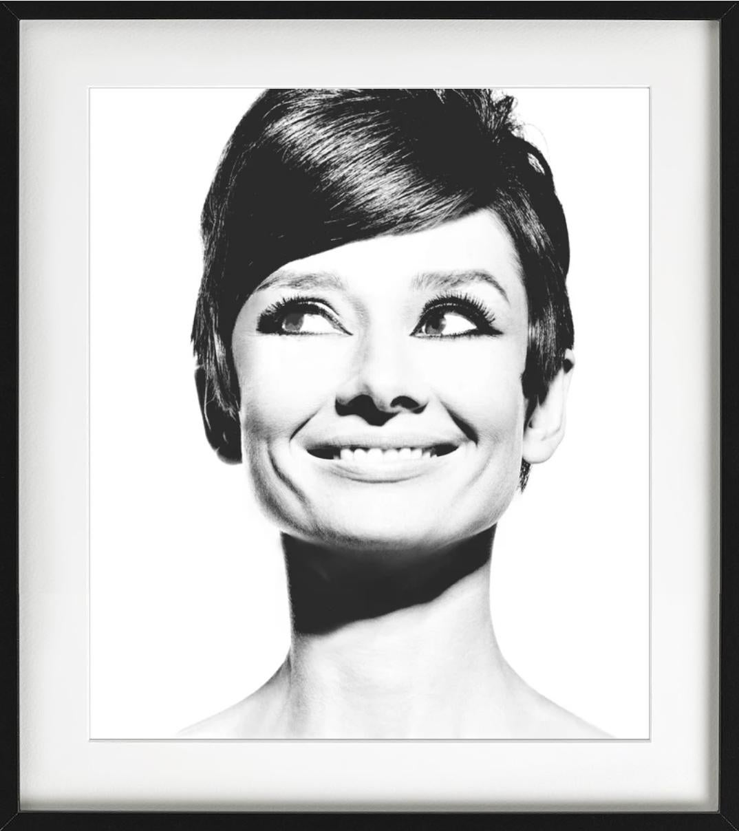 Audrey Hepburn - Ritratto, sorridente, fotografia d'autore, 1965 in vendita 4