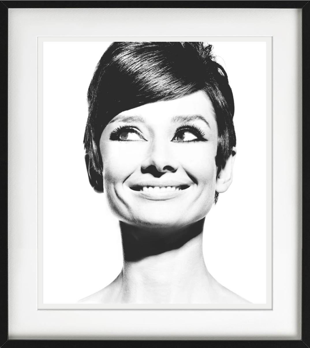 Audrey Hepburn - Ritratto, sorridente, fotografia d'autore, 1965 in vendita 5