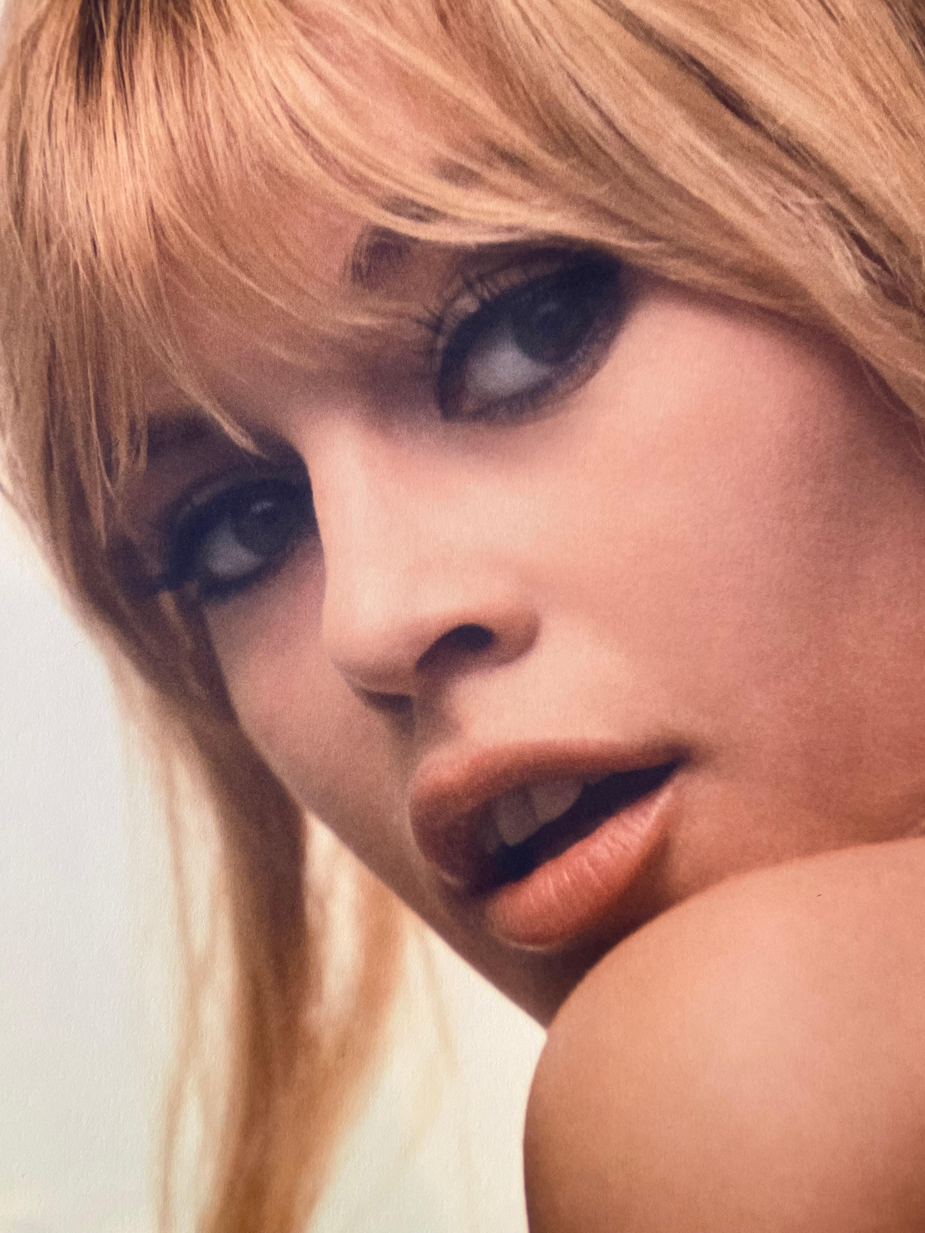Brigitte Bardot, 1965 - Portrait Photograph Beige de Douglas Kirkland