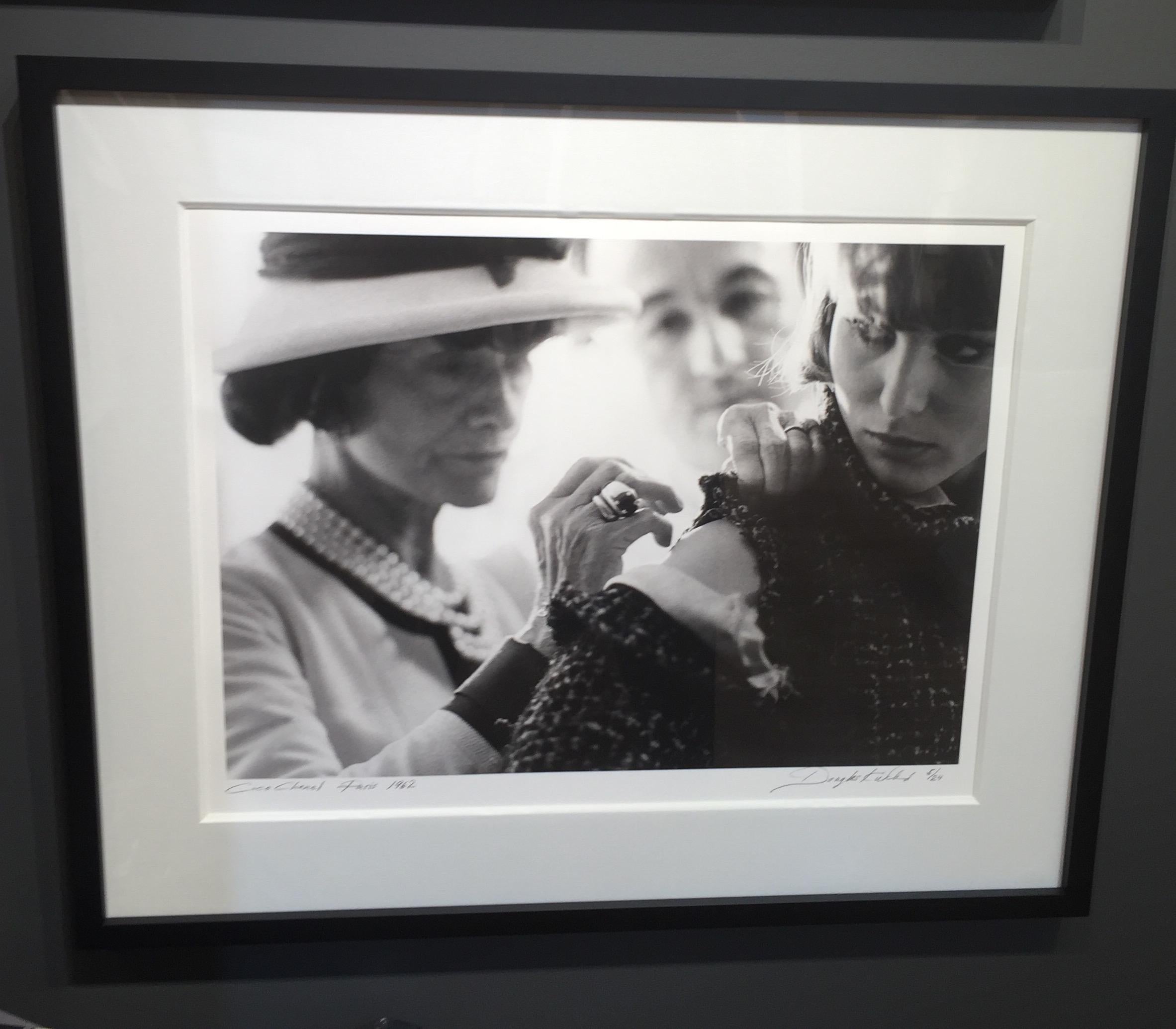 Coco Chanel, Enters Atelier au 31 Rue Cambon Paris 1962 - Contemporain Photograph par Douglas Kirkland