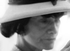 La stilista Coco Chanel cuce a Parigi, 1962 di I. Douglas Kirkland