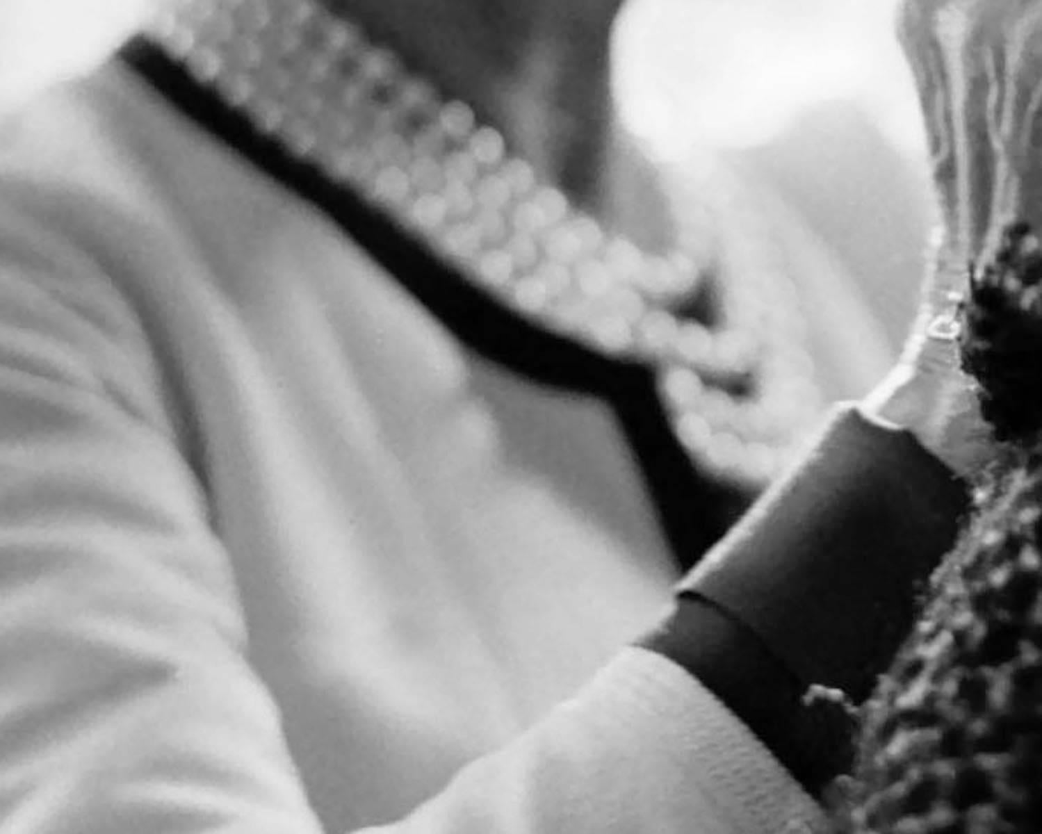 Die Designerin Coco Chanel näht in Paris,  1962 von Douglas Kirkland im Angebot 3