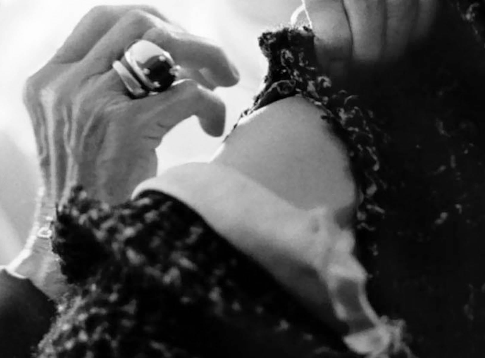 Die Designerin Coco Chanel näht in Paris,  1962 von Douglas Kirkland im Angebot 4