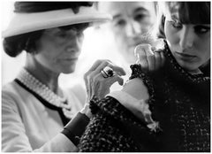 Die Designerin Coco Chanel näht in Paris,  1962 von Douglas Kirkland