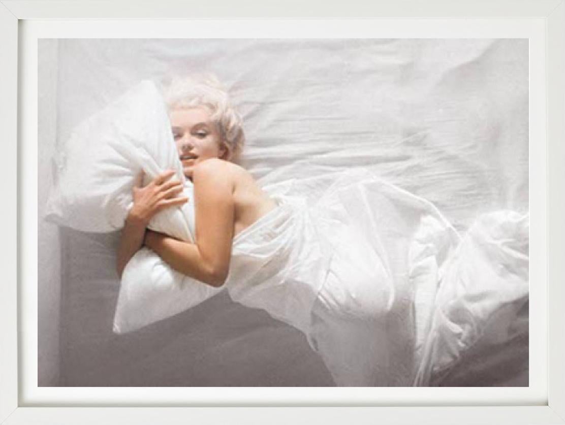 Marilyn Monroe I - roulant entre des feuilles blanches, photographie d'art, 1961 - Gris Nude Photograph par Douglas Kirkland