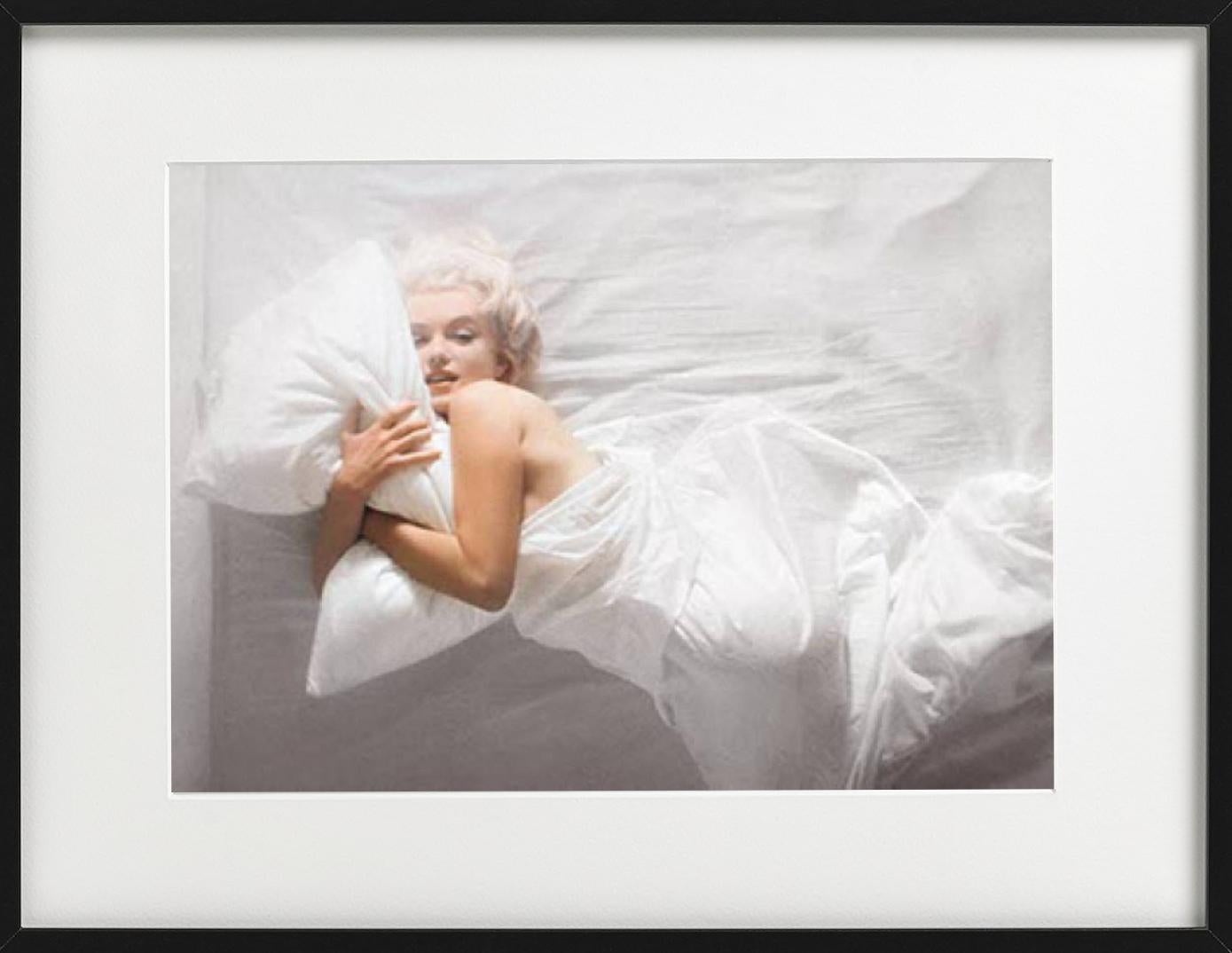 Marilyn Monroe I - roulant entre des feuilles blanches, photographie d'art, 1961 en vente 1