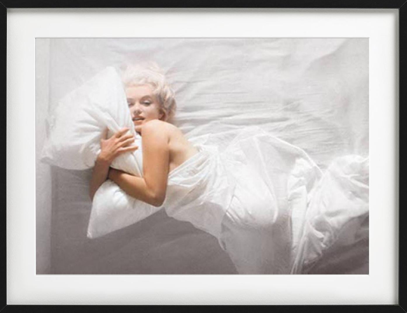 Marilyn Monroe I - roulant entre des feuilles blanches, photographie d'art, 1961 en vente 3