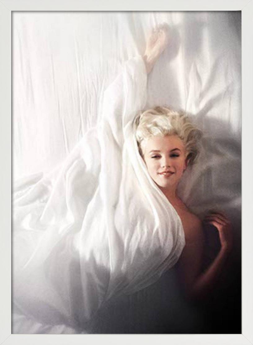 Marilyn Monroe - nue entre feuilles blanches, photographie d'art vintage, 1961 - Noir Portrait Photograph par Douglas Kirkland