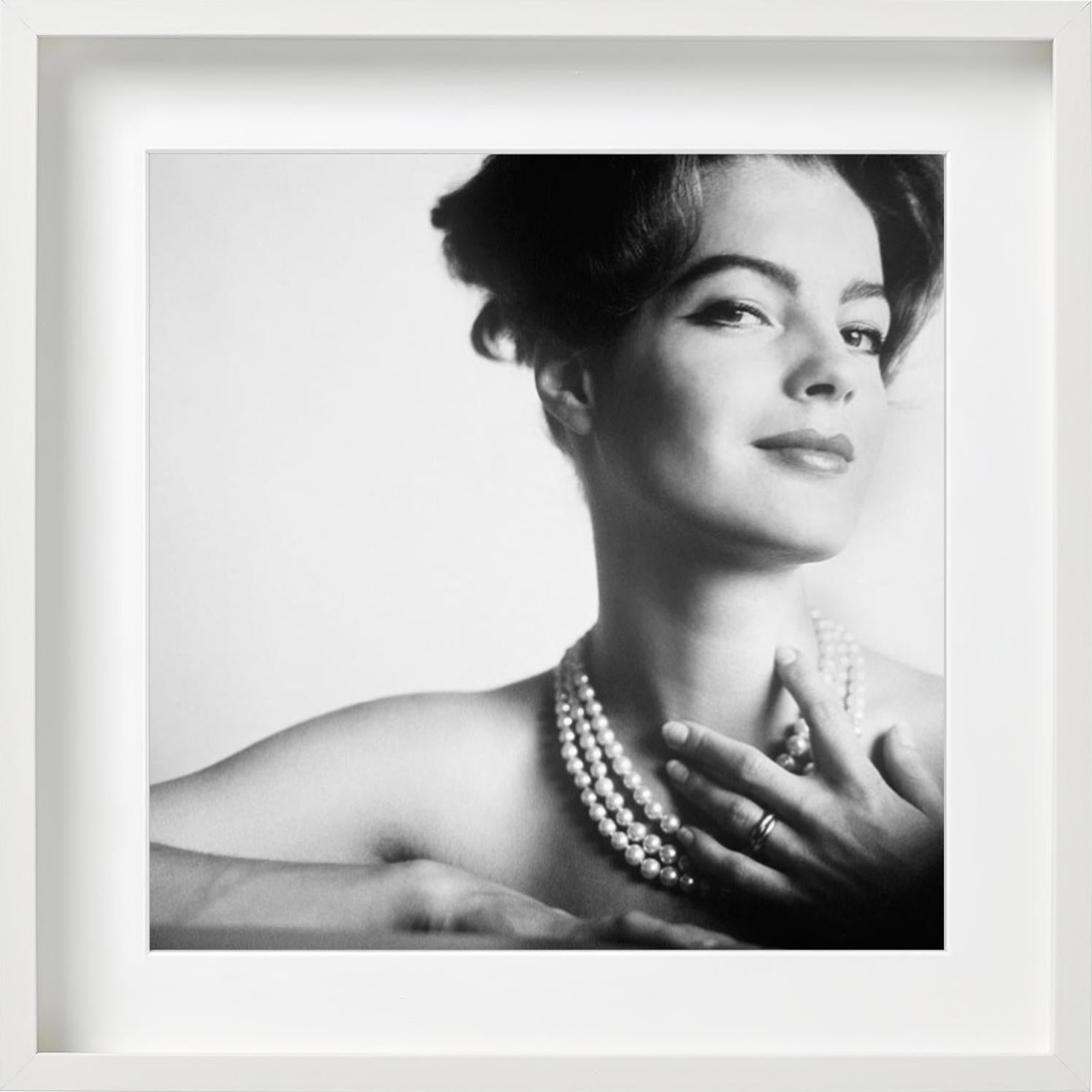 Porträt von Romy Schneider, fast nackt, nur mit einer Perlenkette, die sie berührt im Angebot 2